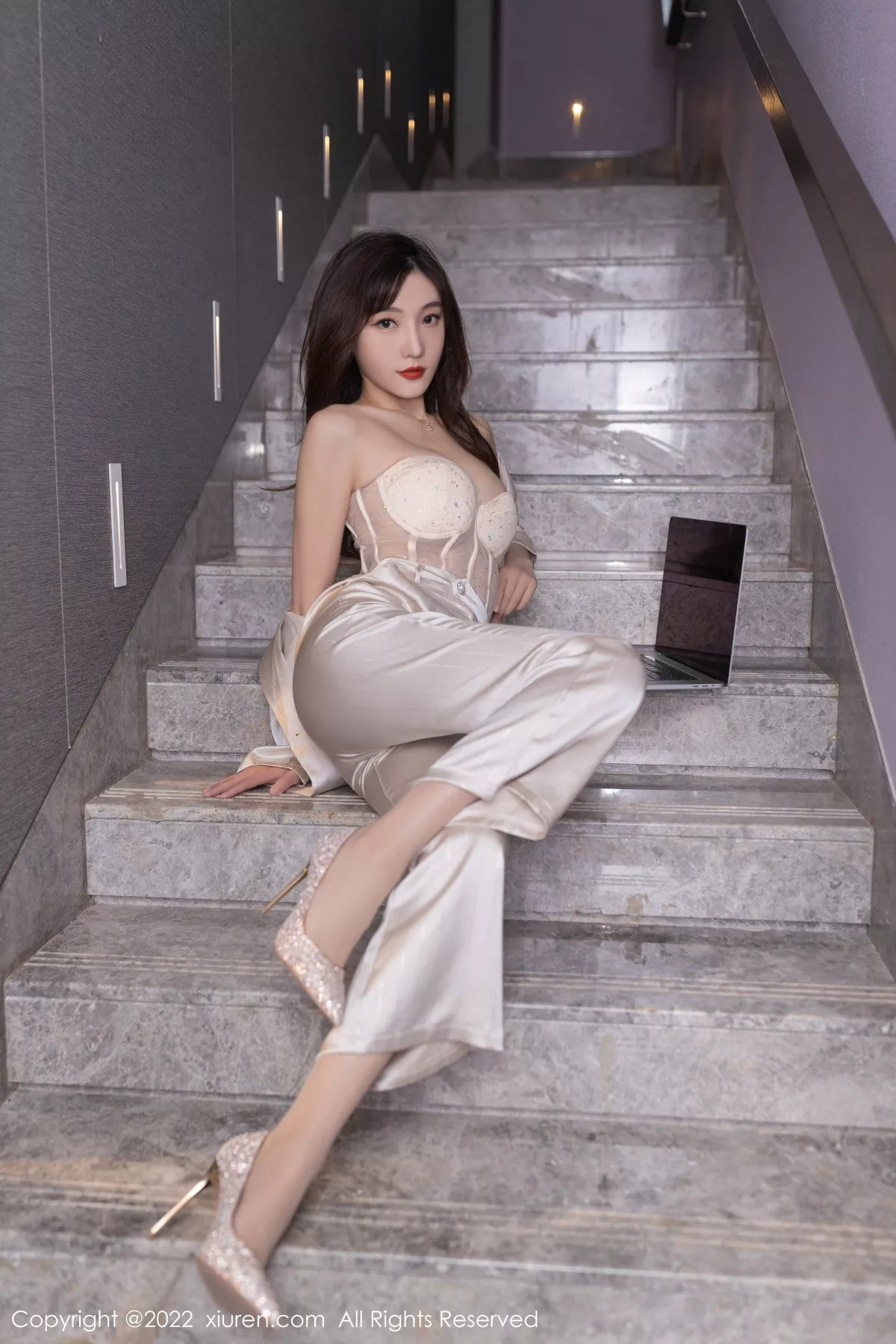 秀人集.com_[XiuRen秀人网]No.5594_模特陆萱萱私房脱淡金色职业套装露暖色薄纱内衣迷人诱惑写真78P