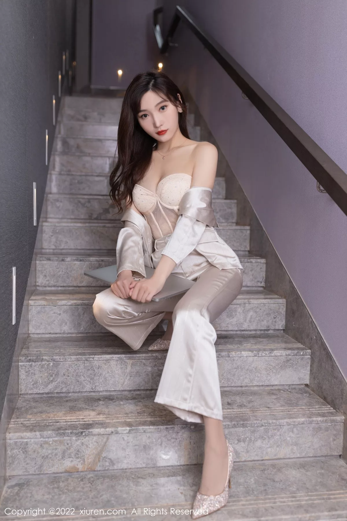 秀人集.com_[XiuRen秀人网]No.5594_模特陆萱萱私房脱淡金色职业套装露暖色薄纱内衣迷人诱惑写真78P