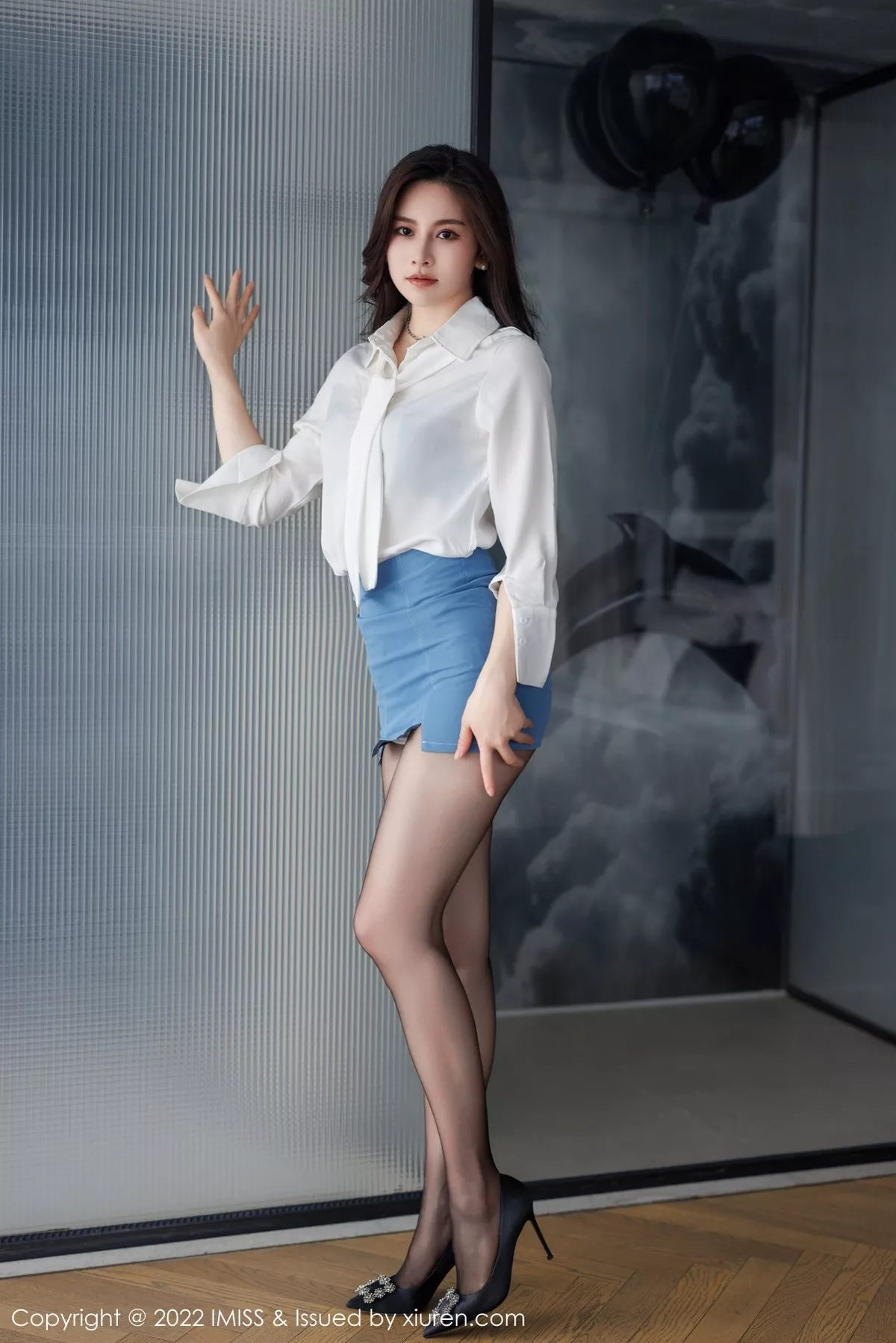 秀人集.com_[IMISS爱蜜社]Vol.700_美女Vanessa性感白T配蓝短裙露蕾丝内衣配超薄黑丝诱惑写真68P