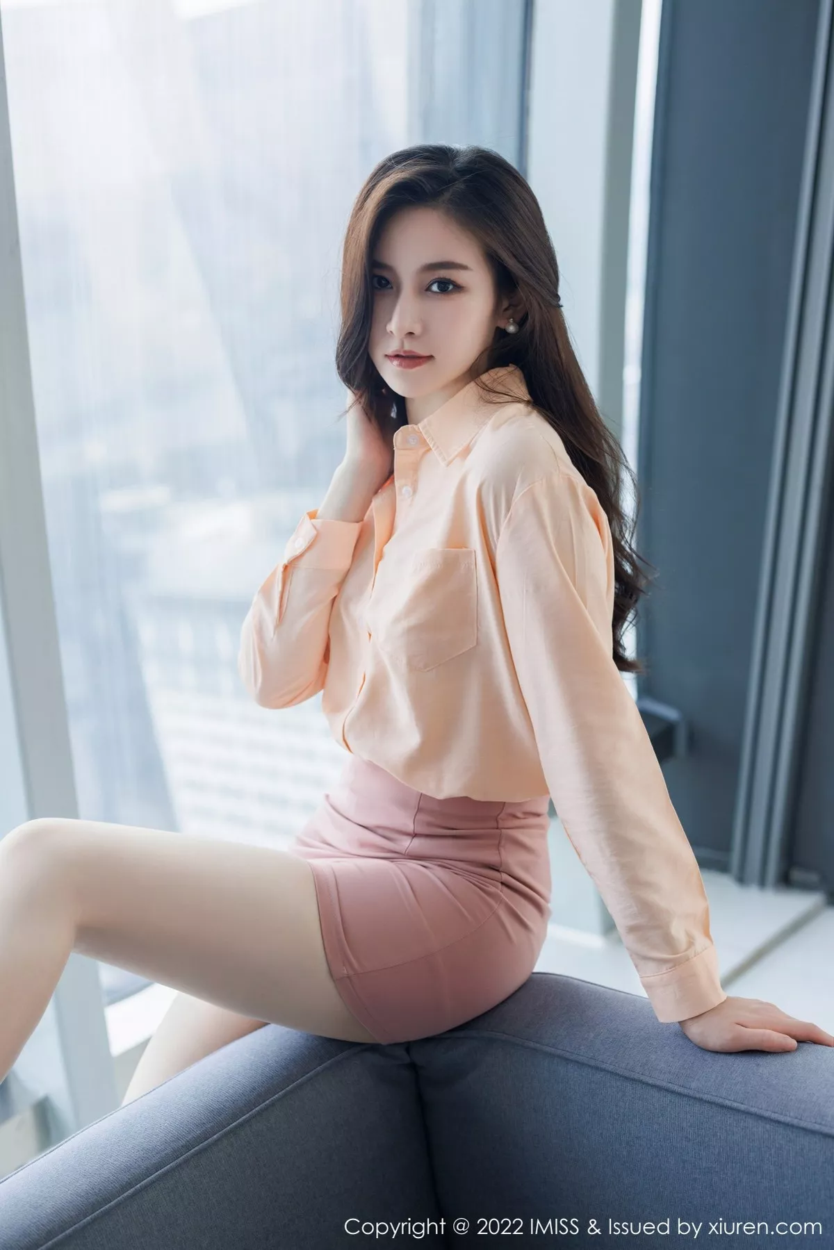 秀人集.com_[IMISS爱蜜社]Vol.694_气质美女Vanessa淡橙色上衣配短裙半脱露蕾丝内衣诱惑写真64P