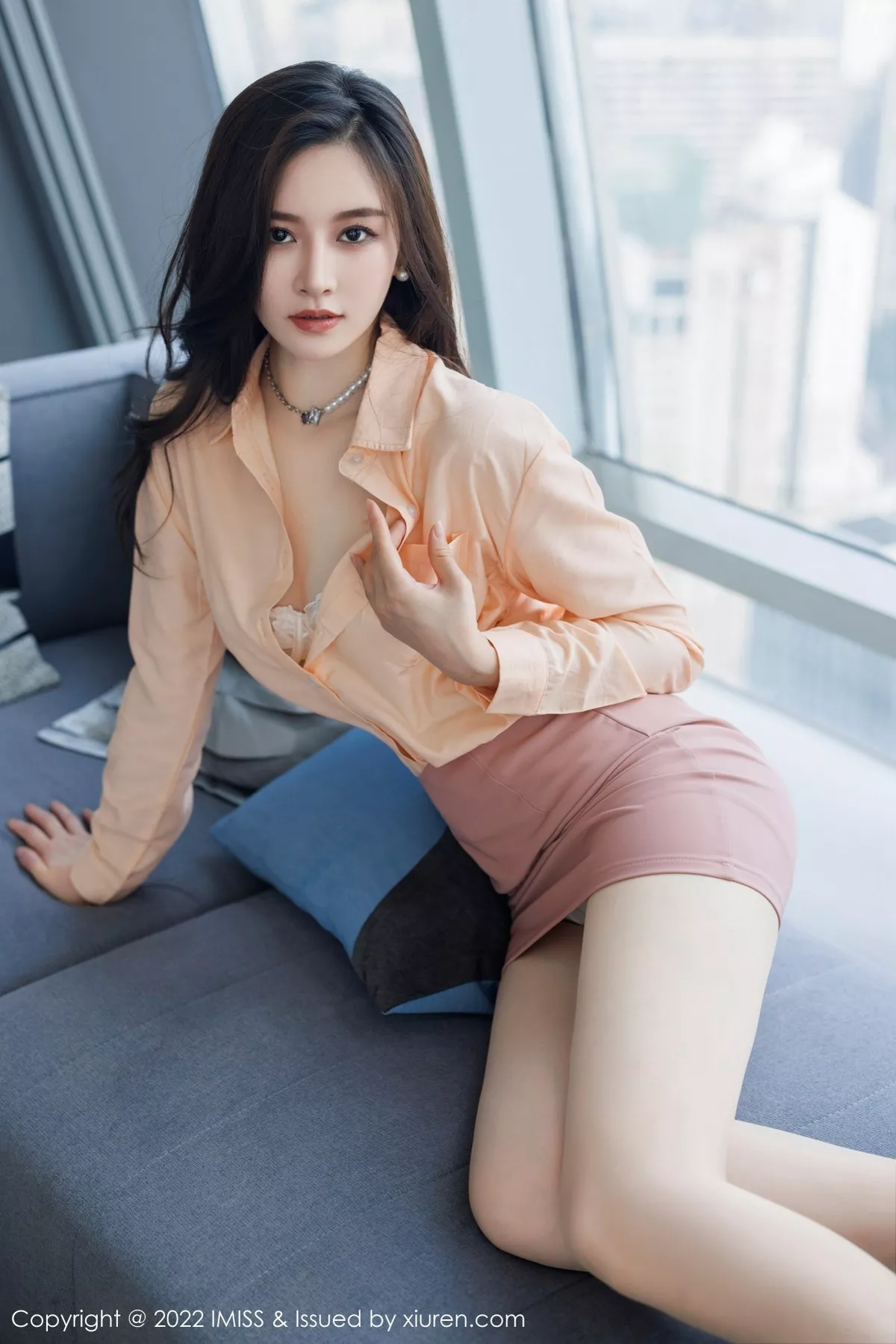 秀人集.com_[IMISS爱蜜社]Vol.694_气质美女Vanessa淡橙色上衣配短裙半脱露蕾丝内衣诱惑写真64P