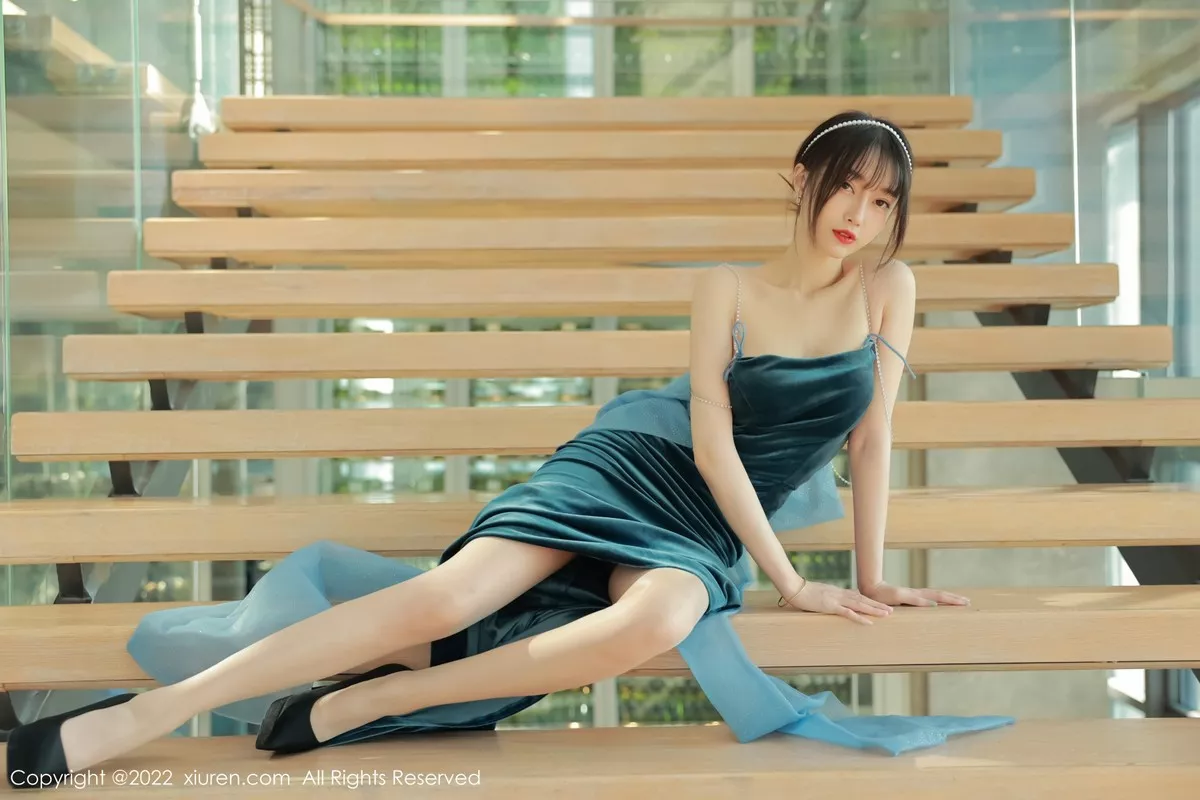 秀人集.com_[XiuRen秀人网]No.5493_模特玥儿玥er香格里拉旅拍暗绿色吊带长裙秀完美身材诱惑写真59P