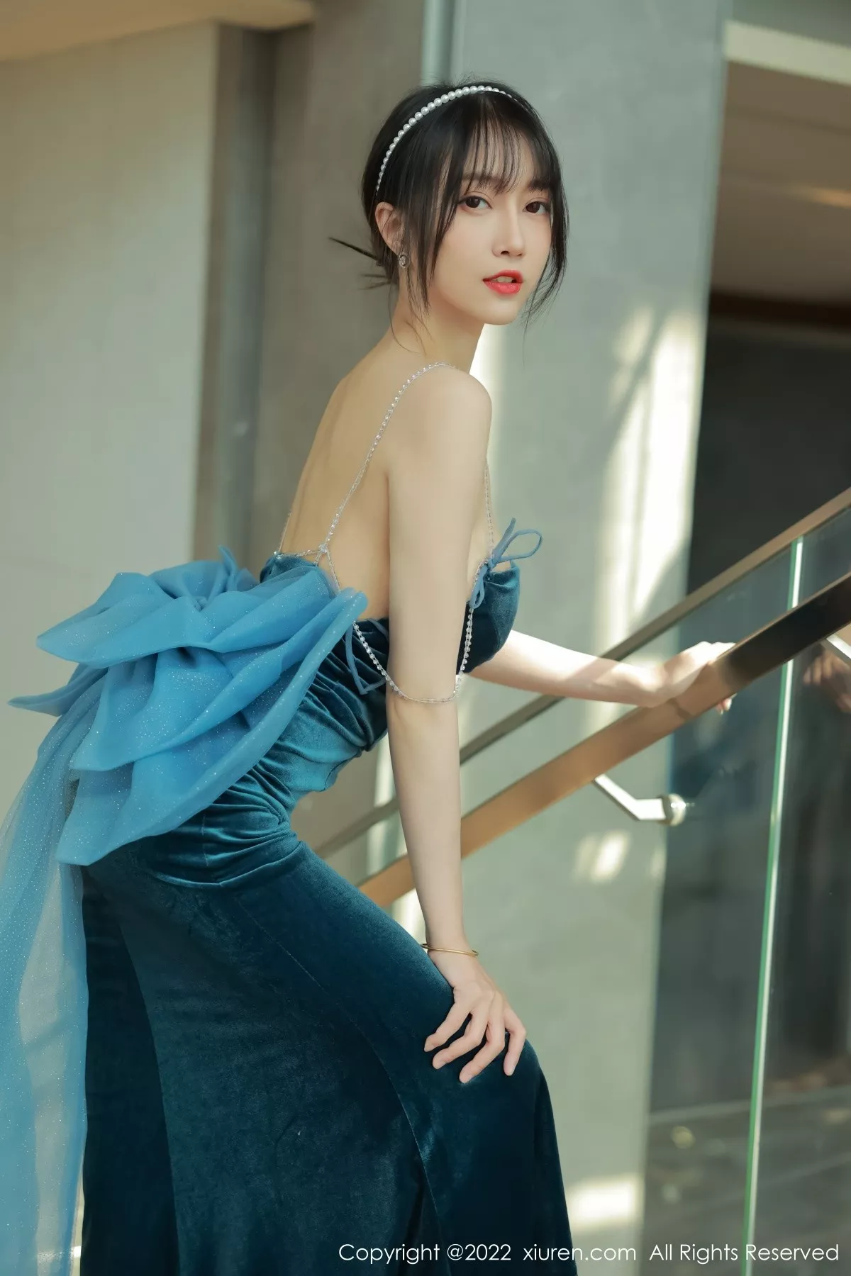 秀人集.com_[XiuRen秀人网]No.5493_模特玥儿玥er香格里拉旅拍暗绿色吊带长裙秀完美身材诱惑写真59P