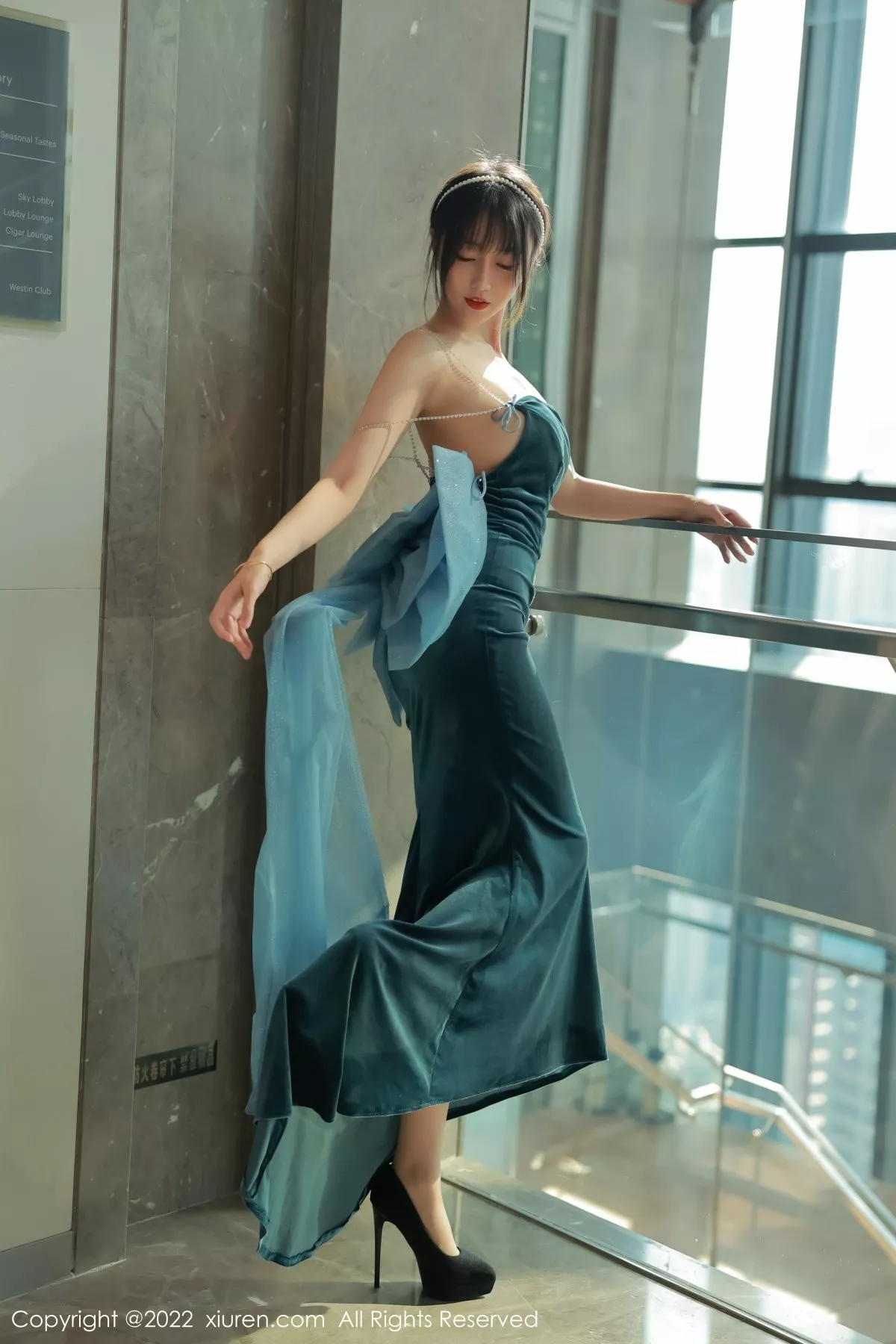 秀人集.com_[XiuRen秀人网]No.5493_模特玥儿玥er香格里拉旅拍暗绿色吊带长裙秀完美身材诱惑写真59P