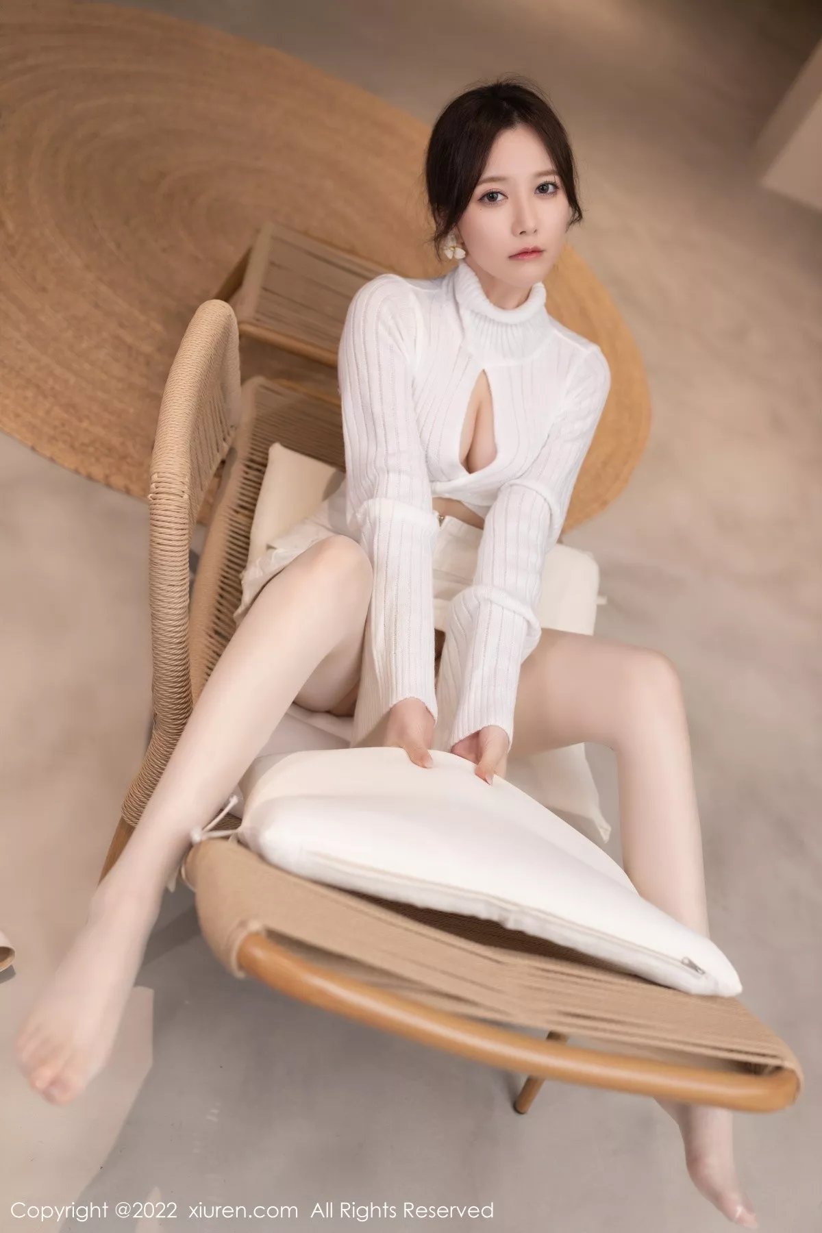 秀人集.com_[XiuRen秀人网]No.5503_模特鱼子酱Fish纯白轻透上衣配白短裙露闪亮开档肉丝诱惑写真81P