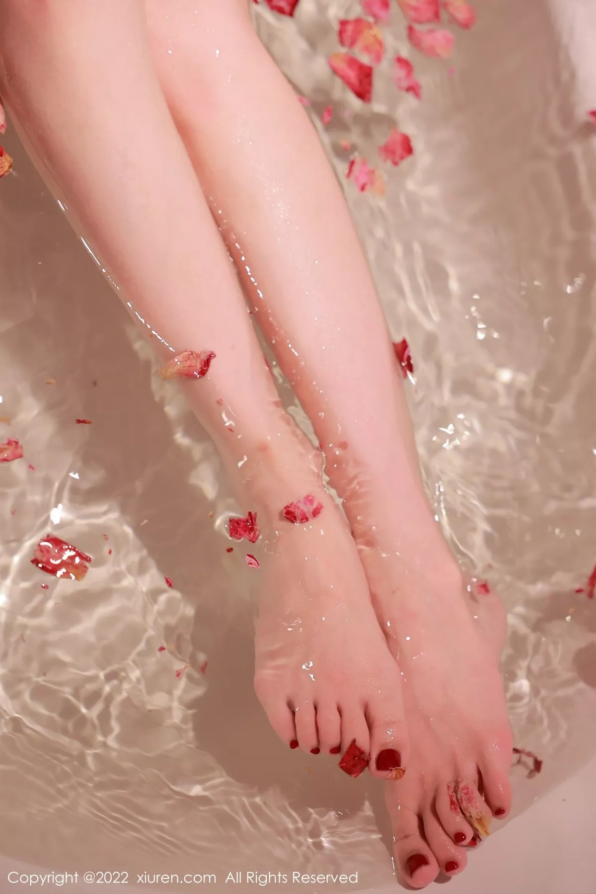 秀人集.com_[XiuRen秀人网]No.5496_模特tina_甜仔浴缸场景红色轻透网纱外衣秀凹凸身材迷人诱惑写真50P