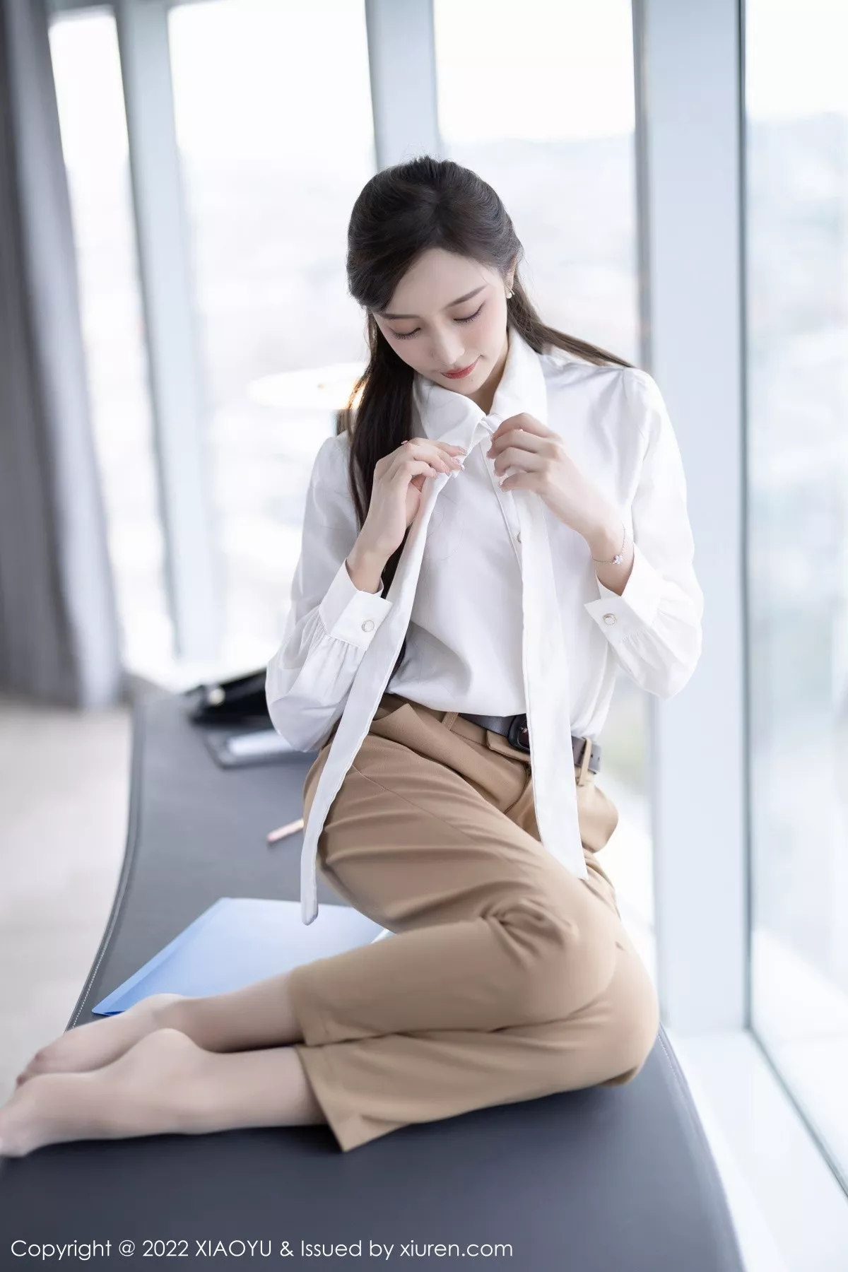 秀人集.com_[XiaoYu画语界]Vol.852_女神王馨瑶yanni性感白T配长裤半脱露粉色蕾丝内衣惹火诱惑写真81P