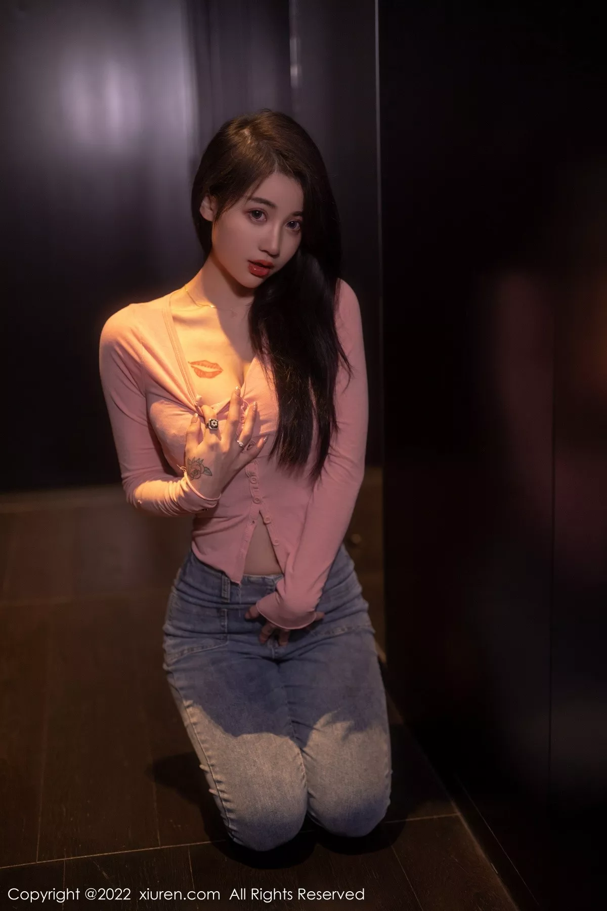 秀人集.com_[XiuRen秀人网]No.5506_模特美七Mia西双版纳旅拍粉色上衣配牛仔裤露性感内衣诱惑写真65P