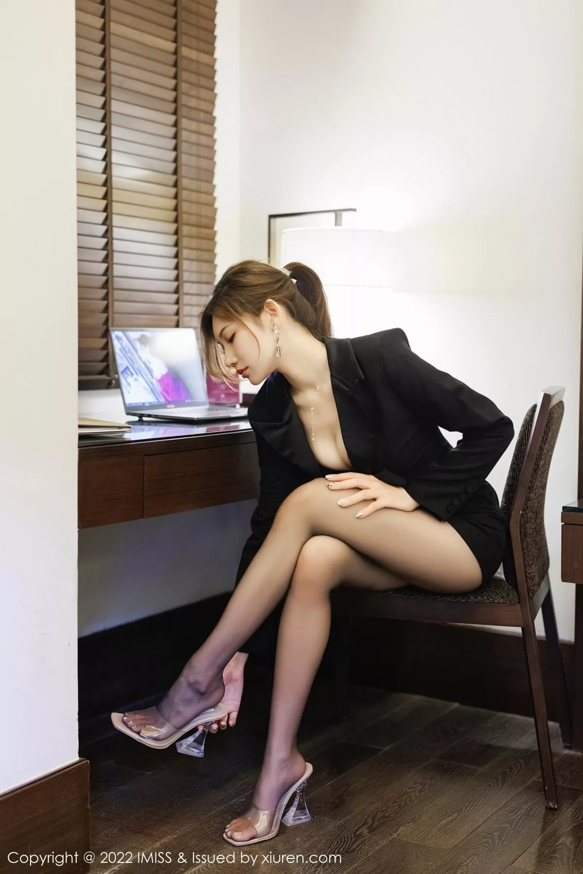 秀人集.com_[IMISS爱蜜社]Vol.695_女神小狐狸Kathryn性感黑色职业装半脱露黑色内衣迷人诱惑写真54P