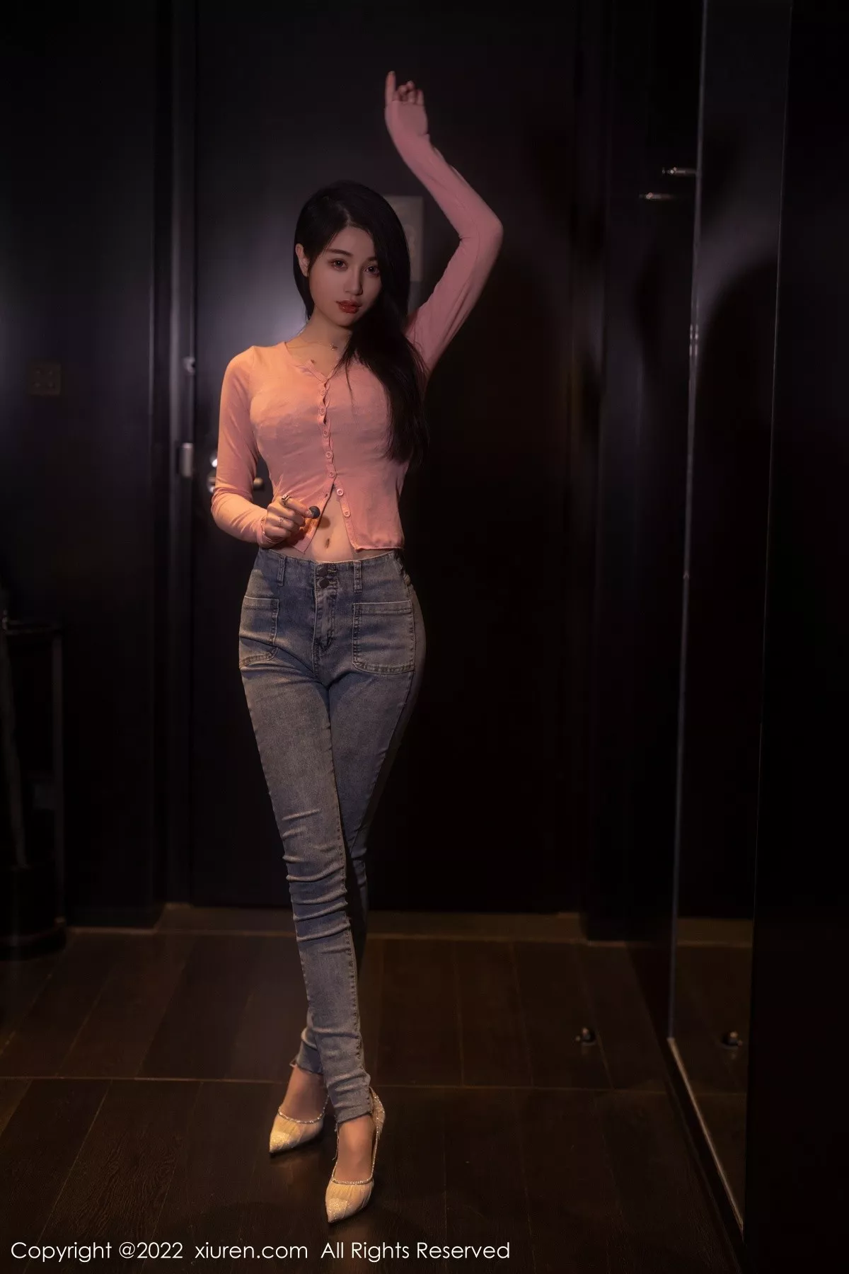 秀人集.com_[XiuRen秀人网]No.5506_模特美七Mia西双版纳旅拍粉色上衣配牛仔裤露性感内衣诱惑写真65P