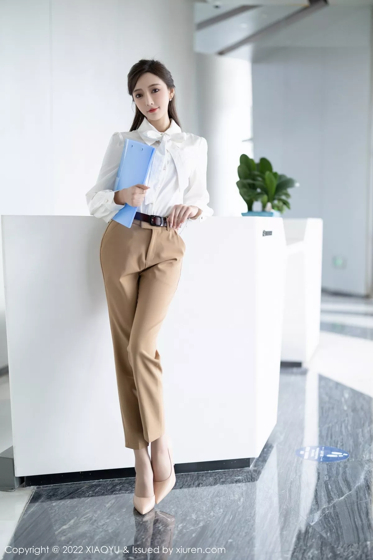 秀人集.com_[XiaoYu画语界]Vol.852_女神王馨瑶yanni性感白T配长裤半脱露粉色蕾丝内衣惹火诱惑写真81P