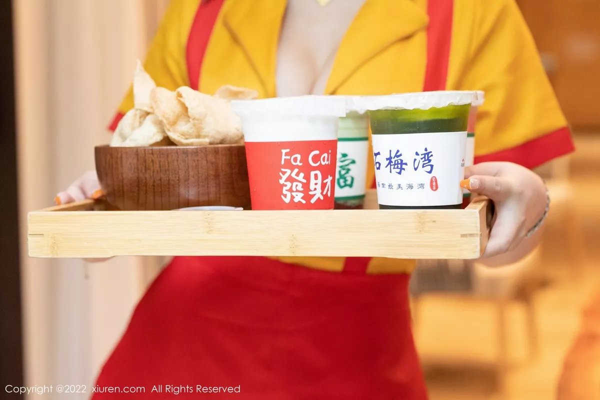 秀人集.com_[XiuRen秀人网]No.5509_模特小海臀Rena海南旅拍服务员制服秀丰满身材撩人诱惑写真56P