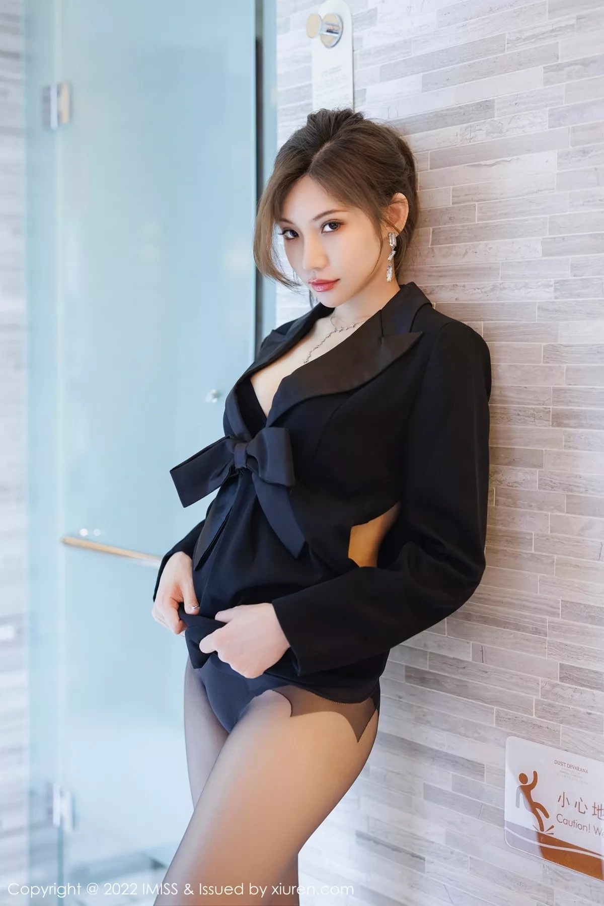 秀人集.com_[IMISS爱蜜社]Vol.695_女神小狐狸Kathryn性感黑色职业装半脱露黑色内衣迷人诱惑写真54P