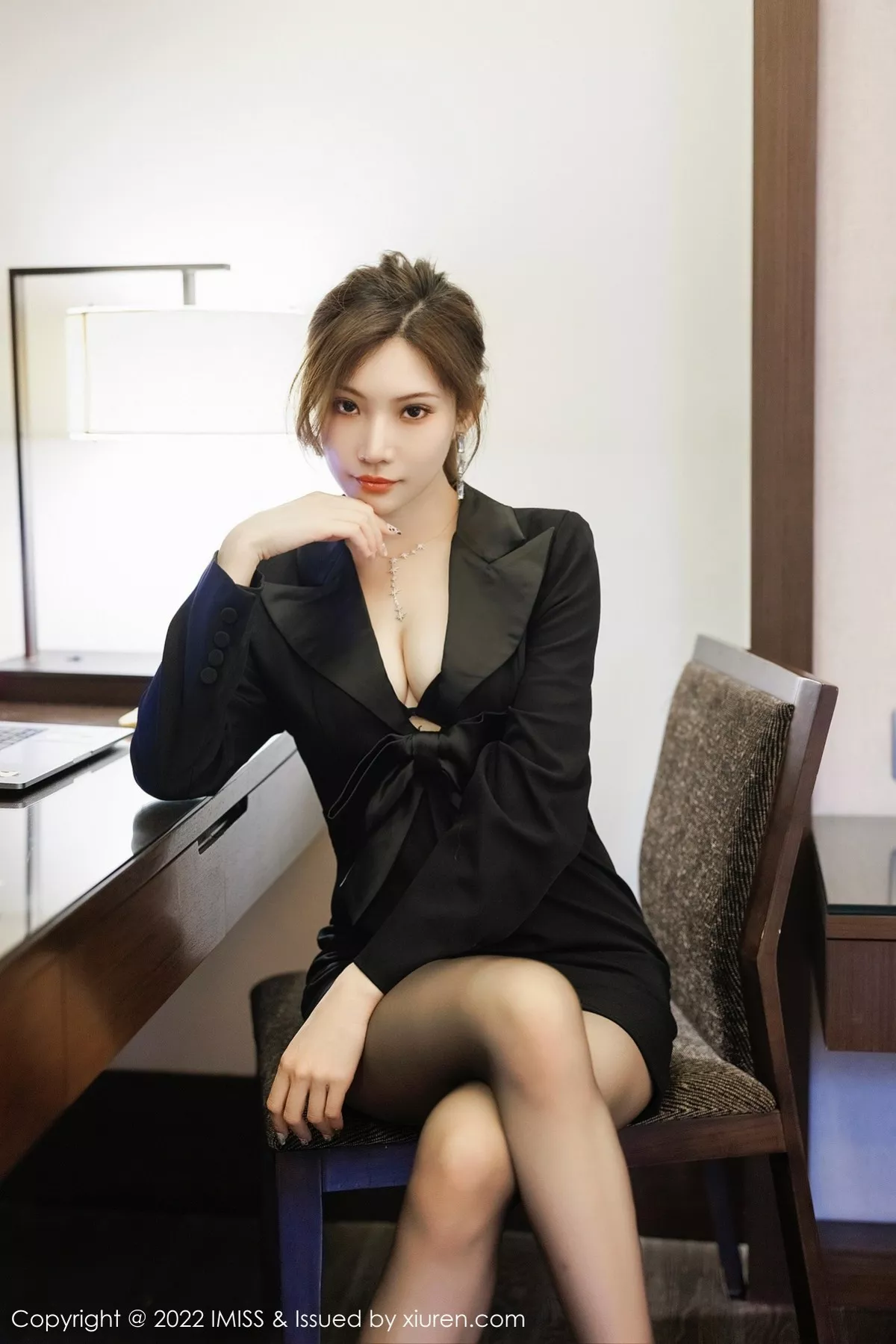 秀人集.com_[IMISS爱蜜社]Vol.695_女神小狐狸Kathryn性感黑色职业装半脱露黑色内衣迷人诱惑写真54P