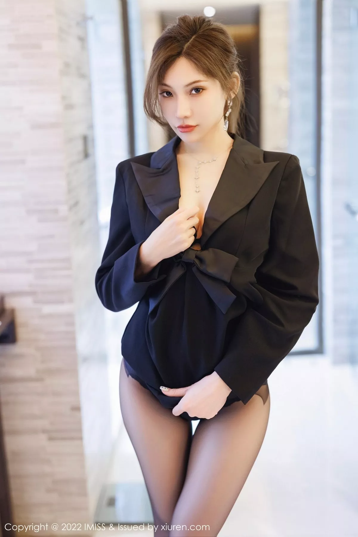 秀人集.com_[IMISS爱蜜社]Vol.695_女神小狐狸Kathryn性感黑色职业装半脱露黑色内衣迷人诱惑写真54P