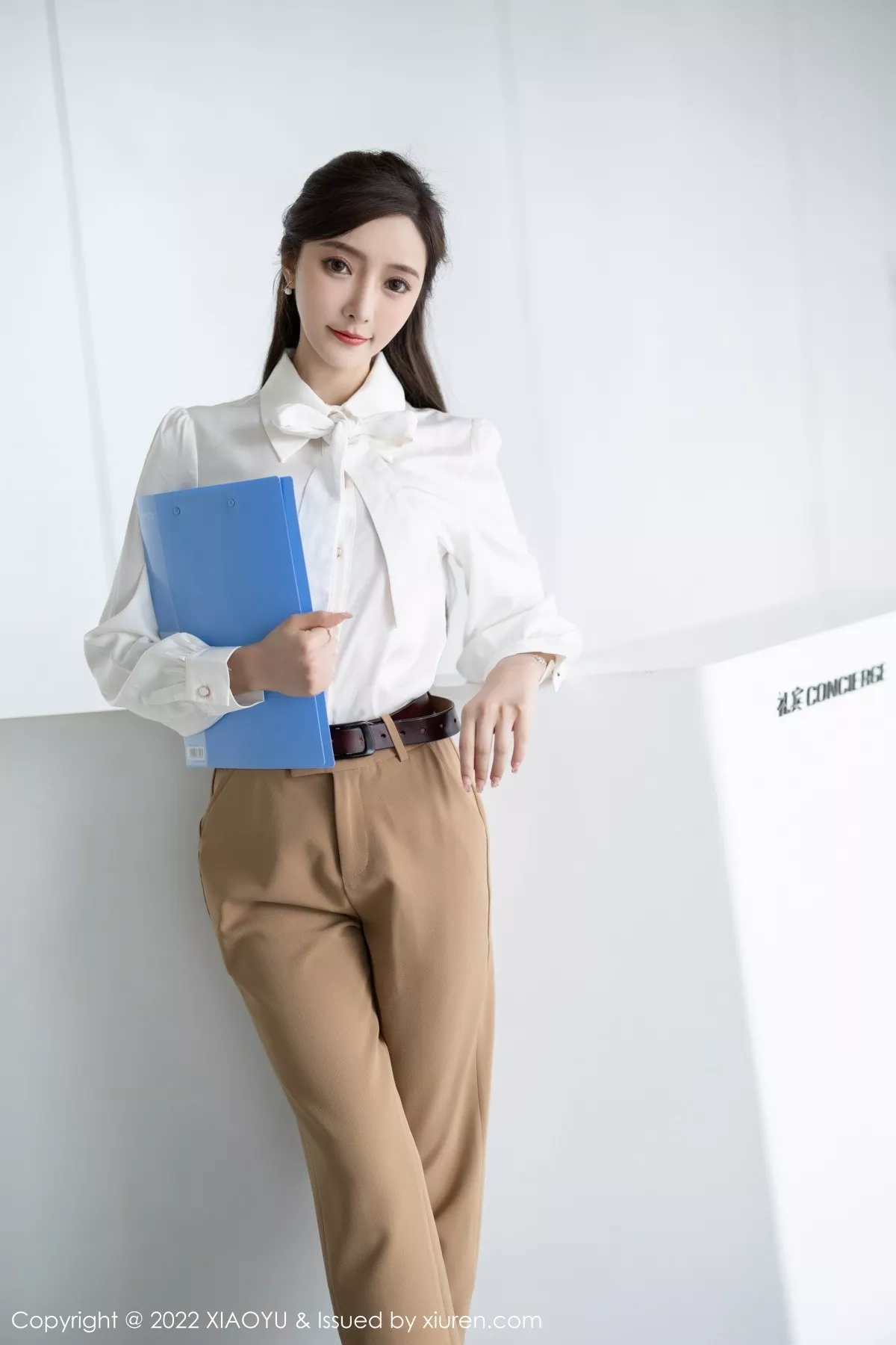 秀人集.com_[XiaoYu画语界]Vol.852_女神王馨瑶yanni性感白T配长裤半脱露粉色蕾丝内衣惹火诱惑写真81P