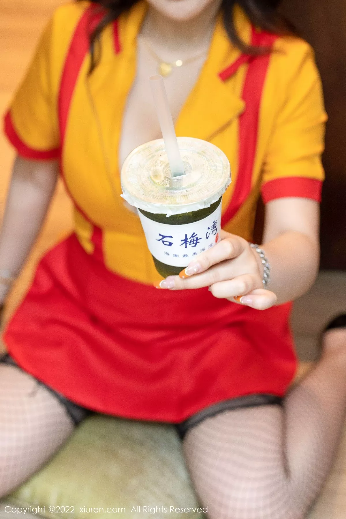 秀人集.com_[XiuRen秀人网]No.5509_模特小海臀Rena海南旅拍服务员制服秀丰满身材撩人诱惑写真56P