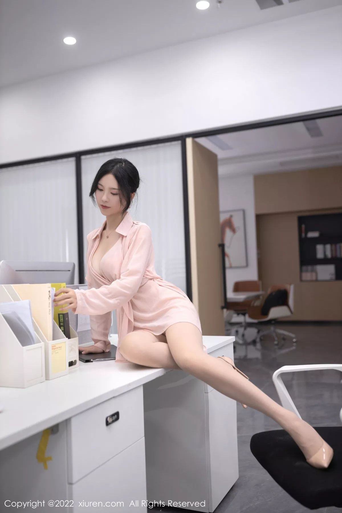 秀人集.com_[XiuRen秀人网]No.5657_模特利世职员装扮粉色薄透连衣裙露性感粉色蕾丝内衣诱惑写真77P