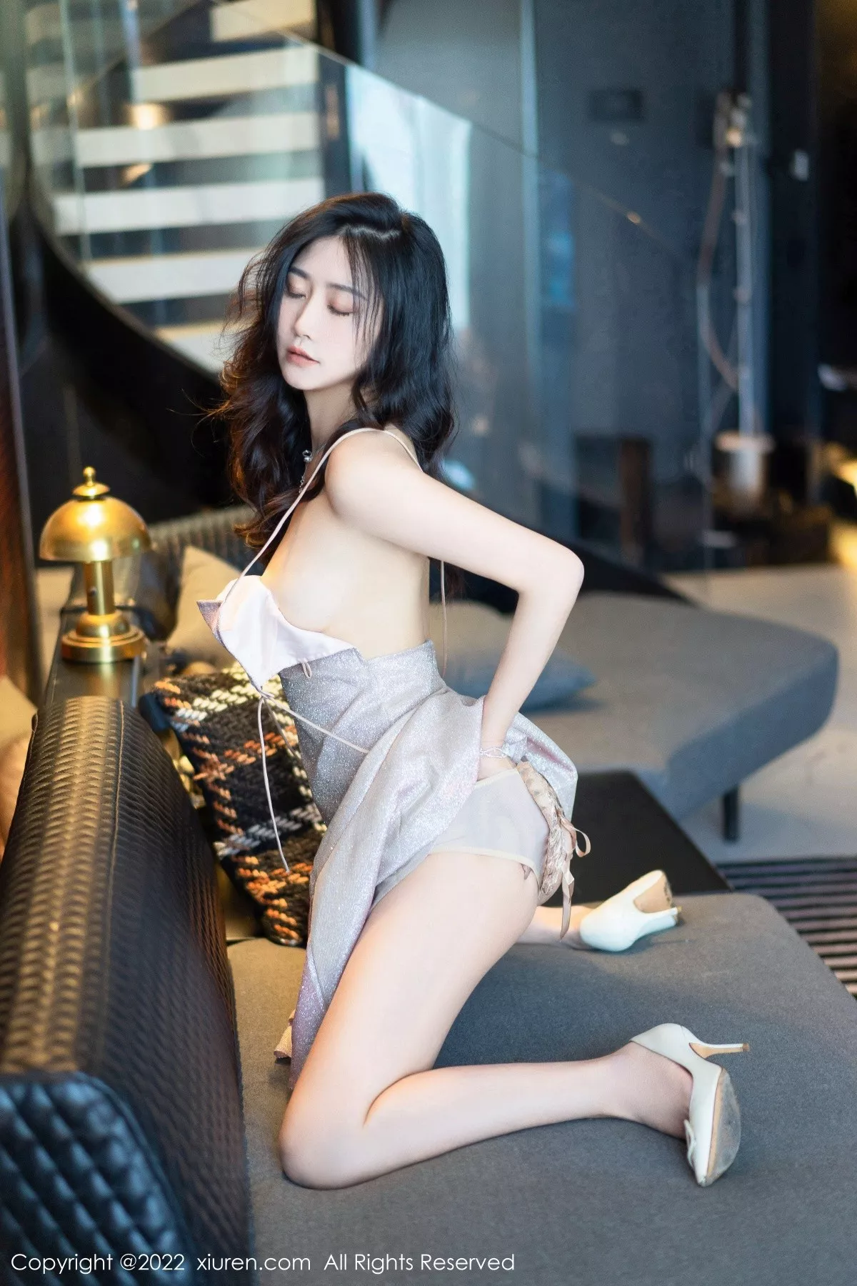 秀人集.com_[XiuRen秀人网]No.5659_模特Laura阿姣性感银色吊带短裙半脱秀惹火身材极致诱惑写真65P