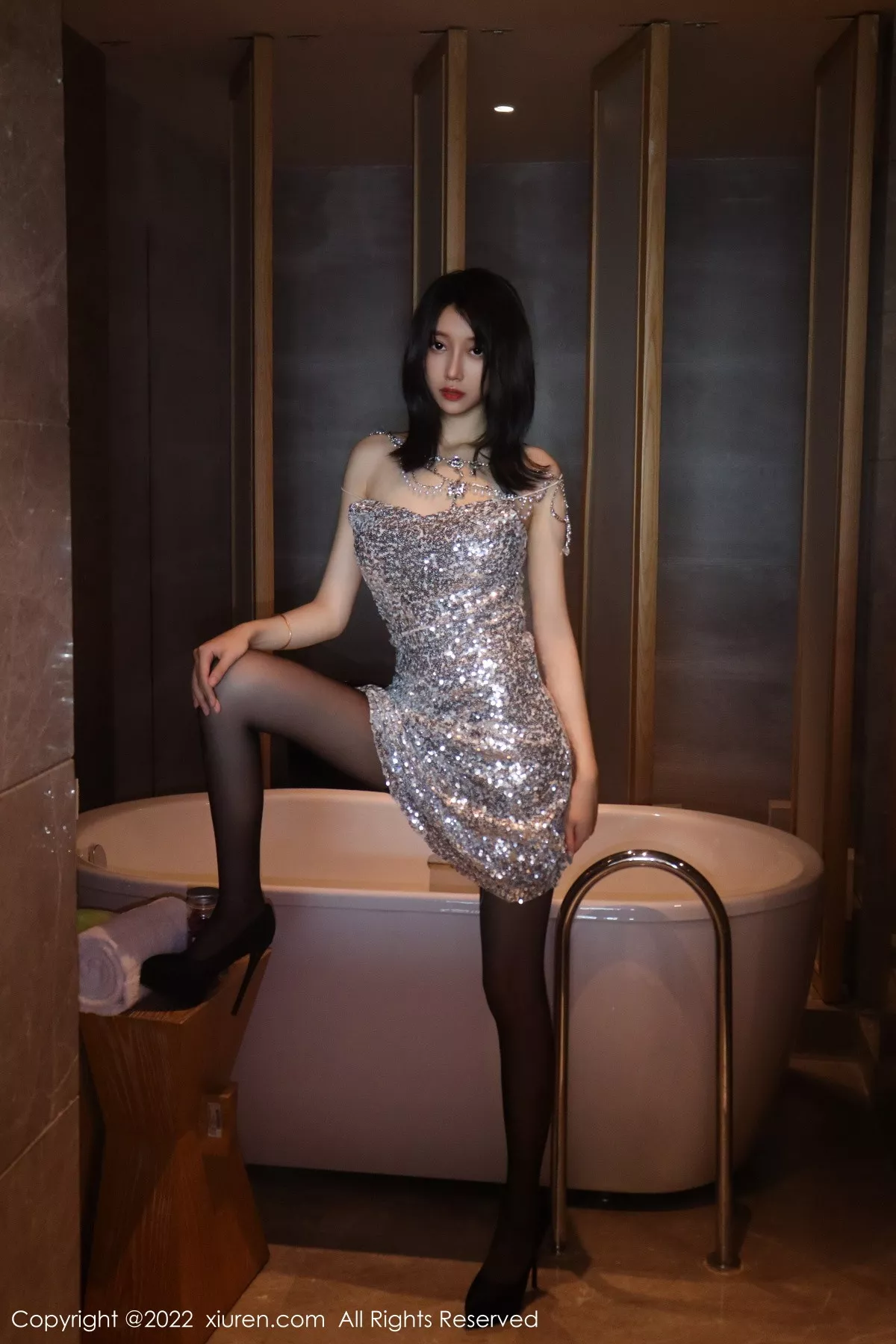 秀人集.com_[XiuRen秀人网]No.5670_模特玥儿玥er银色闪亮吊带裙+西域风情服饰秀完美身材性感写真51P