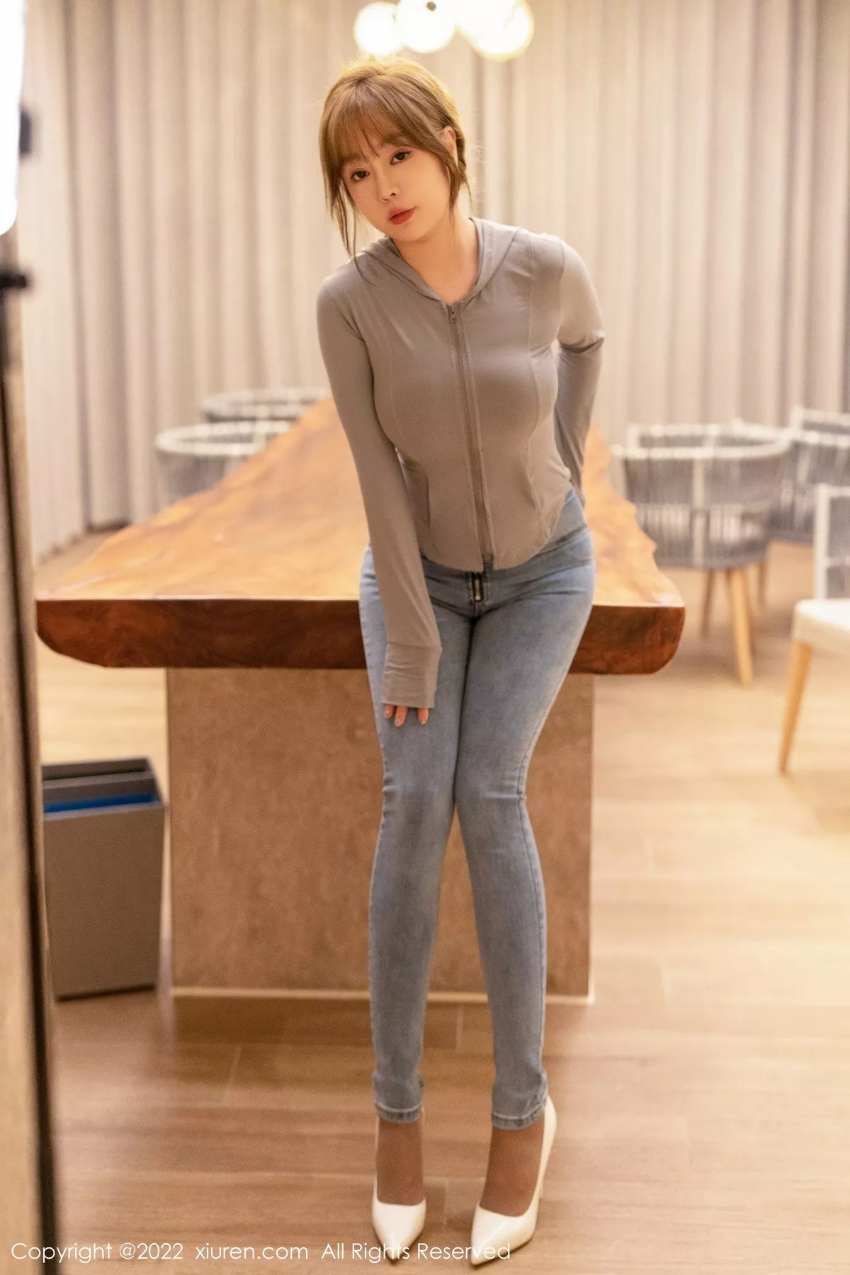 秀人集.com_[XiuRen秀人网]No.5672_女神王雨纯灰上衣配牛仔裤半脱露连体黑丝秀曼妙身材诱惑写真70P