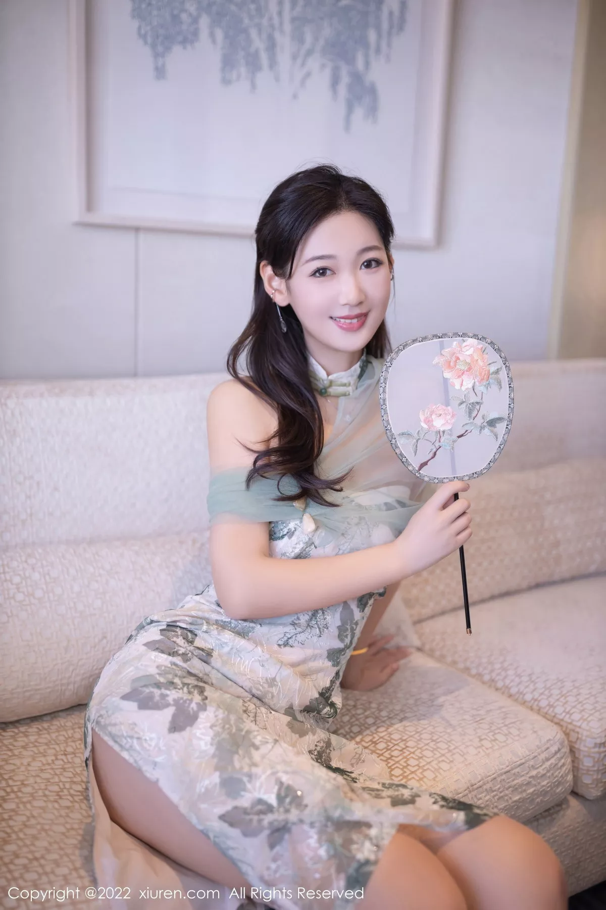 秀人集.com_[XiuRen秀人网]No.5680_模特唐安琪性感浅色带图案旗袍配超薄肉丝秀曼妙身姿诱惑写真80P