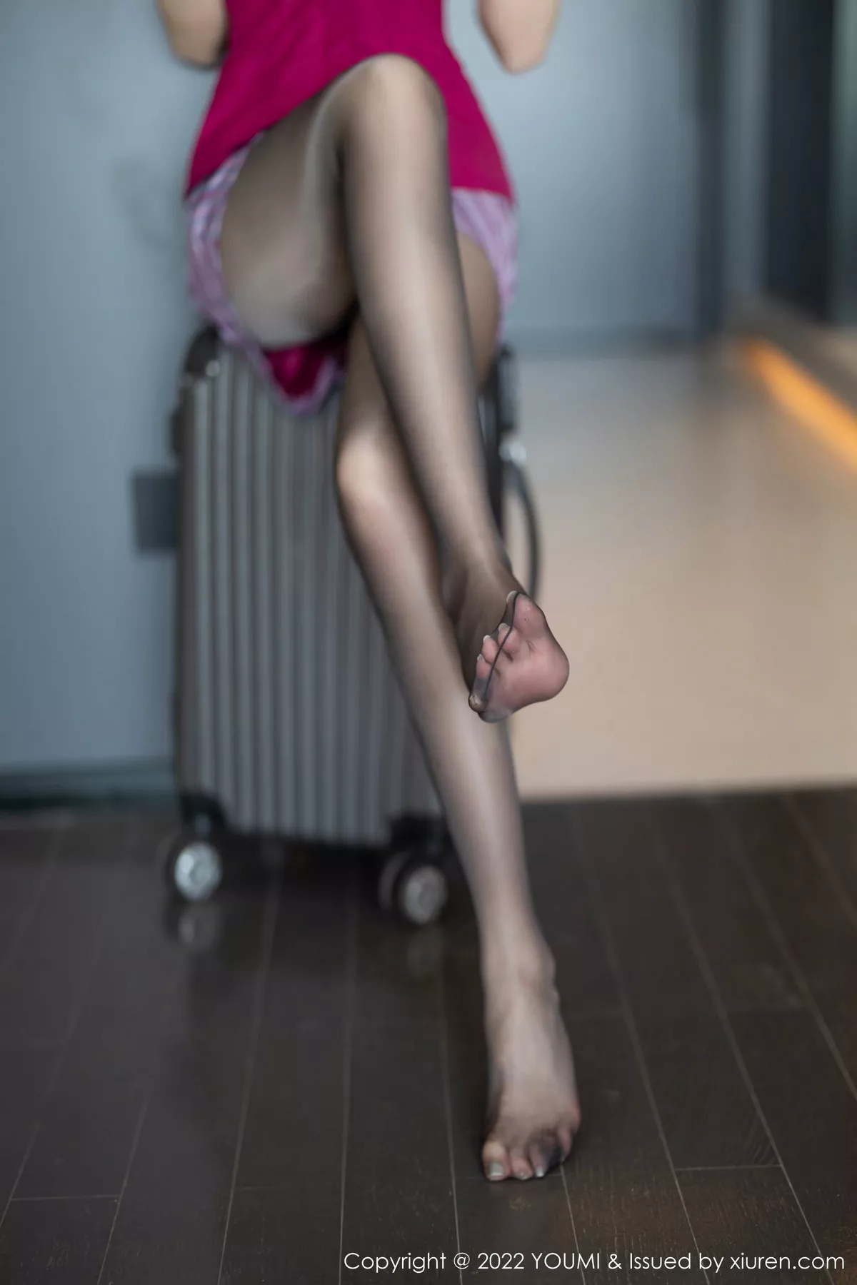 秀人集.com_[YouMi尤蜜荟]Vol.850_模特是小逗逗性感红色空姐制服配超薄黑丝秀翘臀美腿诱惑写真77P