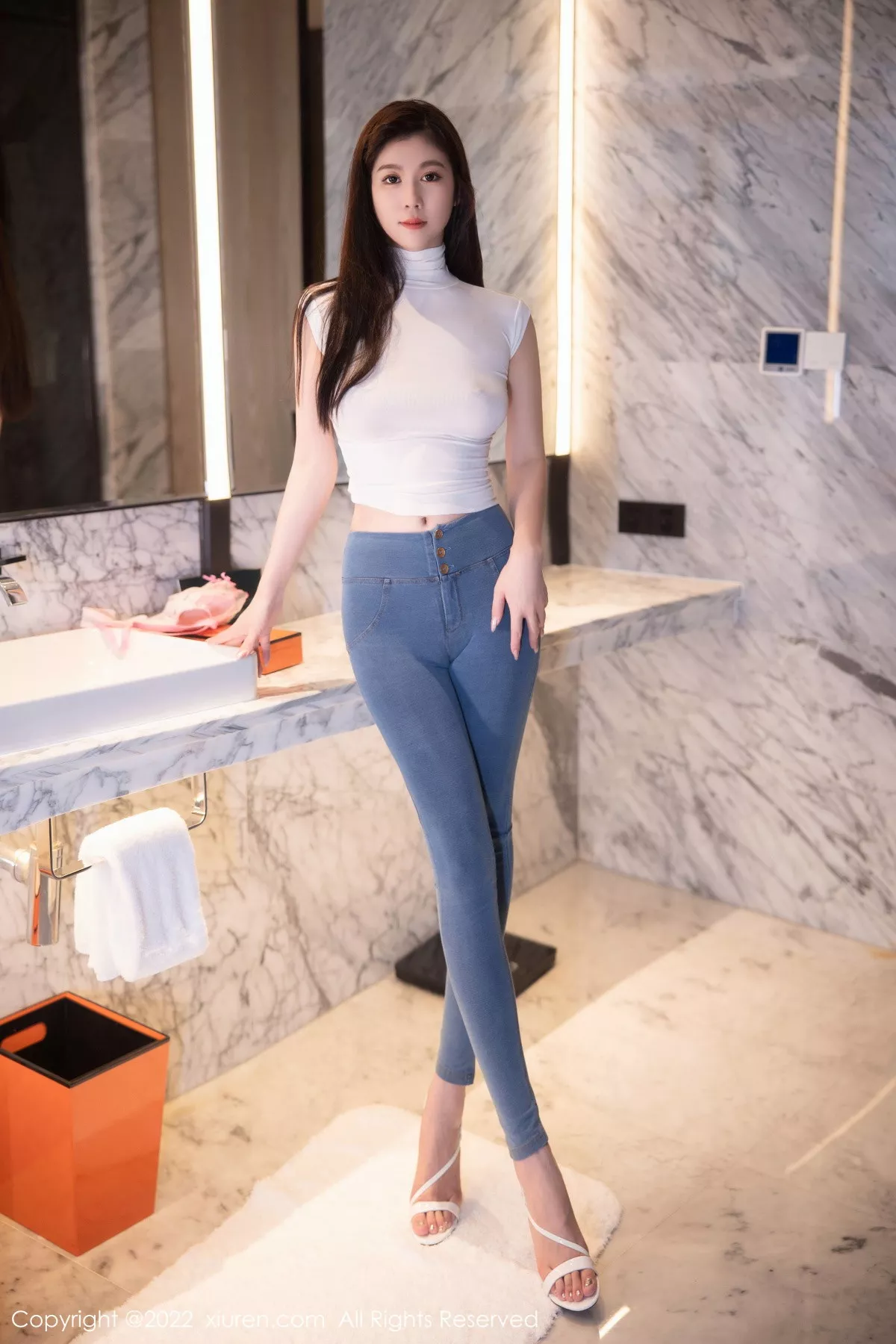 秀人集.com_[XiuRen秀人网]No.5677_模特李雅柔白色紧身上衣配蓝色牛仔裤露浅色内衣高挑迷人写真84P