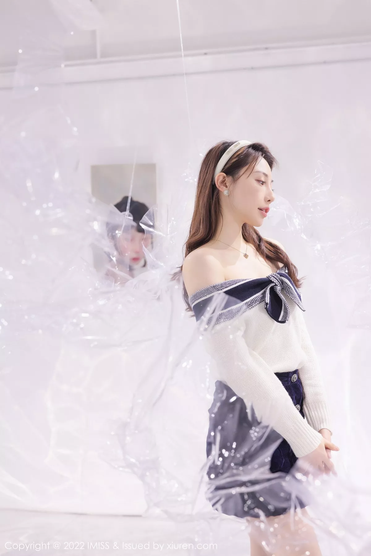 秀人集.com_[IMISS爱蜜社]Vol.704_气质女神Lynn刘奕宁艺术工作室低胸服饰配黑短裙性感迷人写真22P