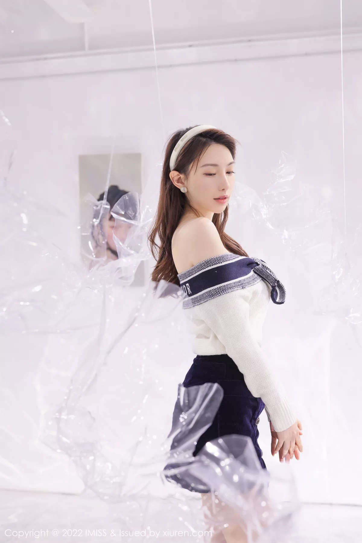 秀人集.com_[IMISS爱蜜社]Vol.704_气质女神Lynn刘奕宁艺术工作室低胸服饰配黑短裙性感迷人写真22P