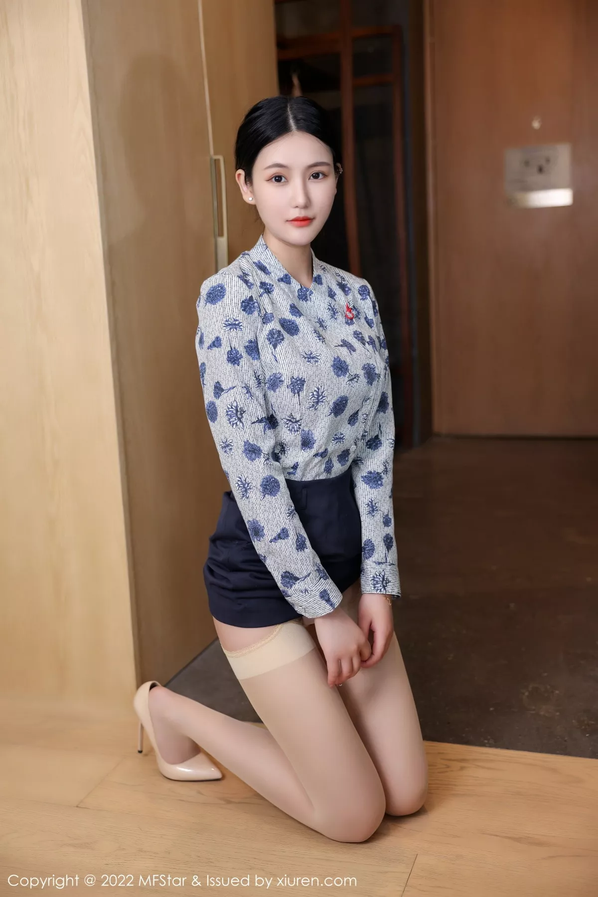 秀人集.com_[MFStar模范学院]Vol.569_新人模特Ai西西里性感空姐制服配黑短裙露超薄肉丝迷人诱惑写真43P