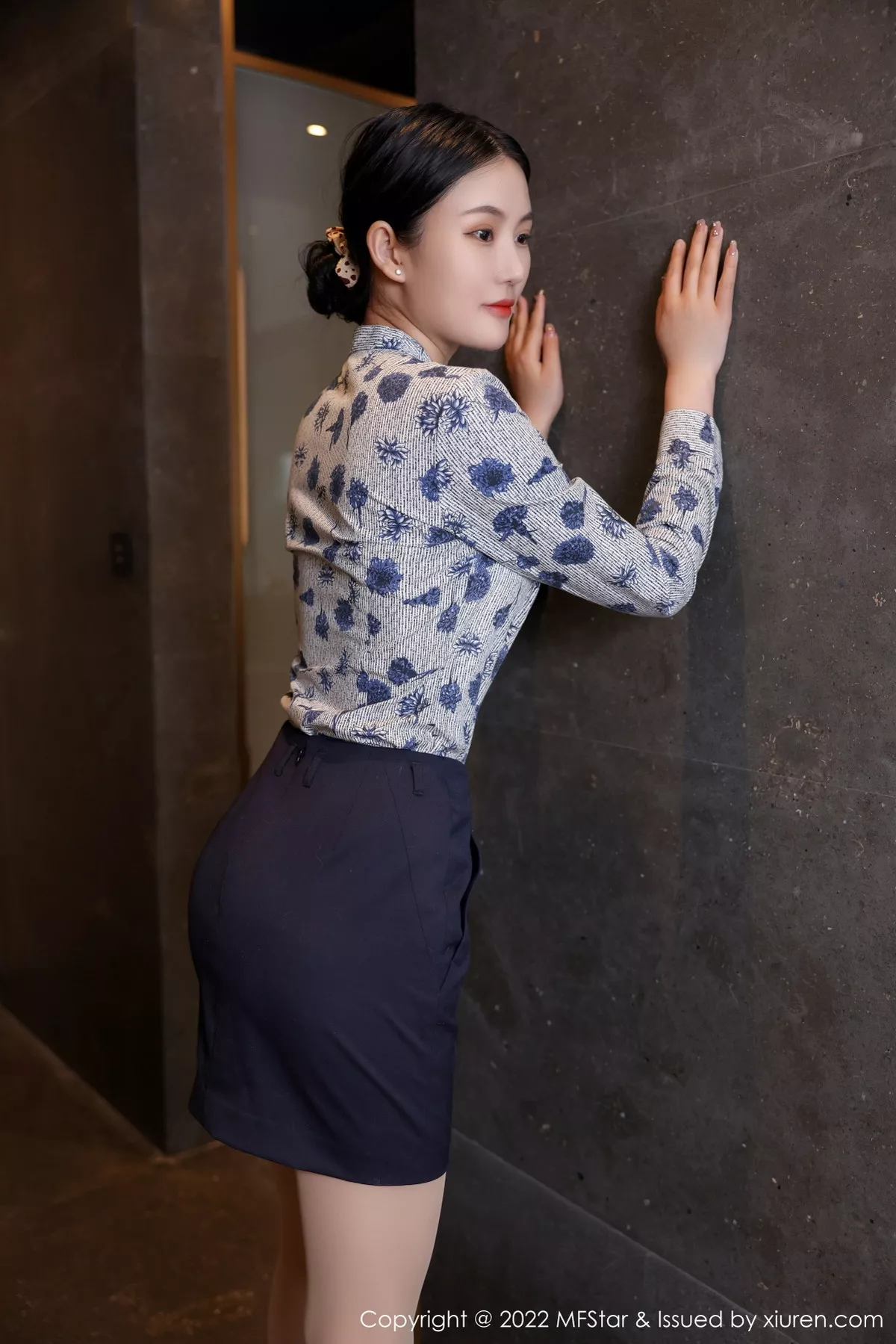 秀人集.com_[MFStar模范学院]Vol.569_新人模特Ai西西里性感空姐制服配黑短裙露超薄肉丝迷人诱惑写真43P