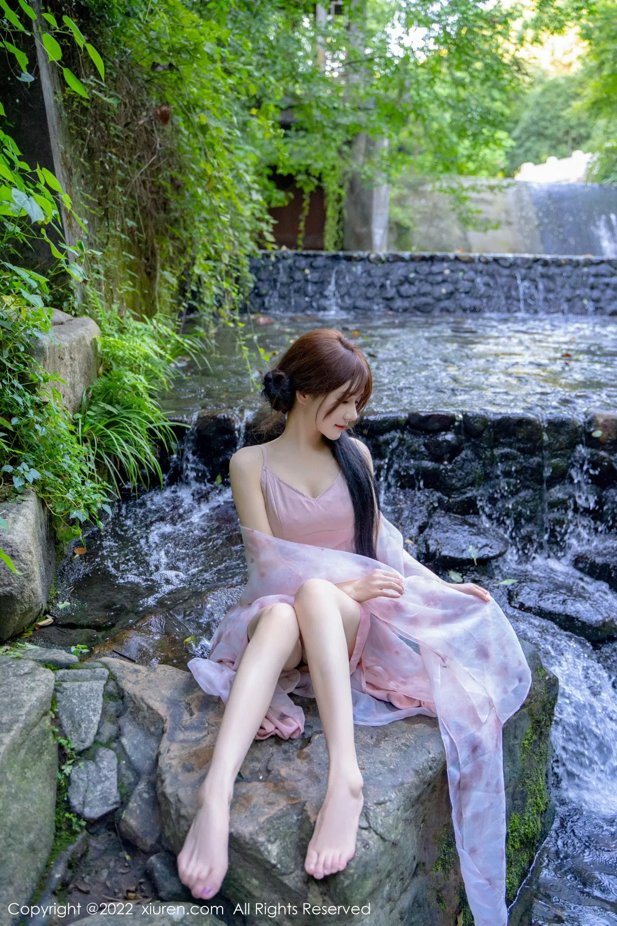 秀人集.com_[XiuRen秀人网]No.5690_模特婠婠么户外拍摄性感淡紫色吊带裙秀曼妙身材靓丽迷人写真81P