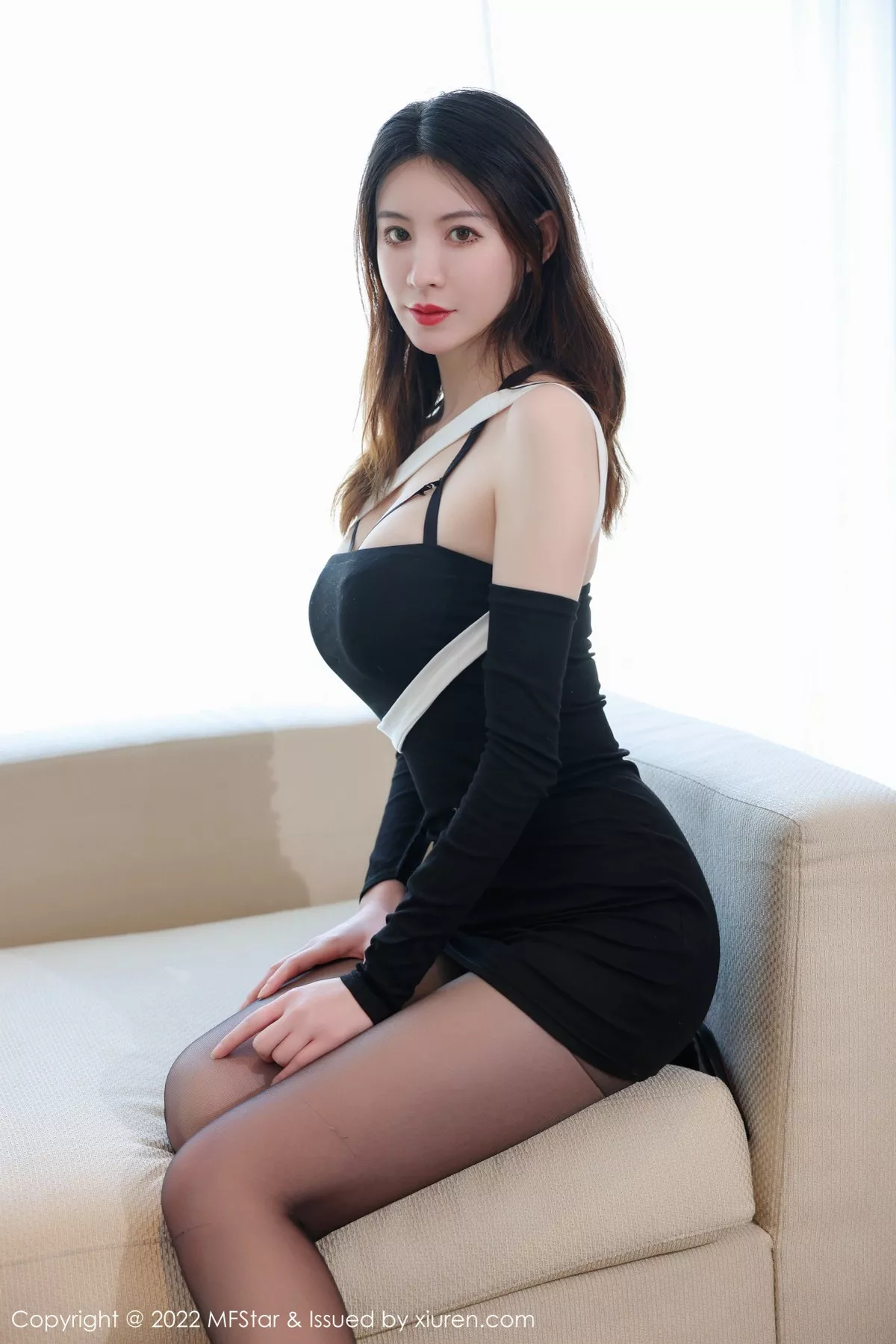 秀人集.com_[MFStar模范学院]Vol.570_模特yoo优优性感黑色吊带短裙配黑丝裤袜秀翘臀美腿诱惑写真51P