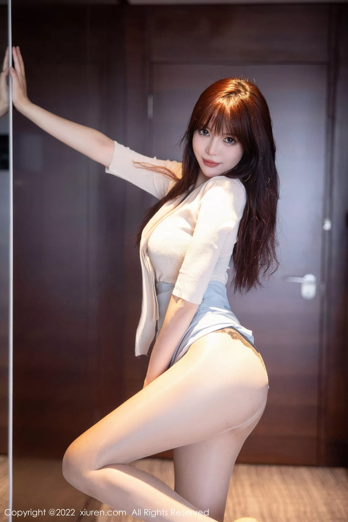 秀人集.com_[XiuRen秀人网]No.5704_模特Arude薇薇浅色上衣配浅蓝灰短裙露黑色蕾丝内衣诱惑写真82P
