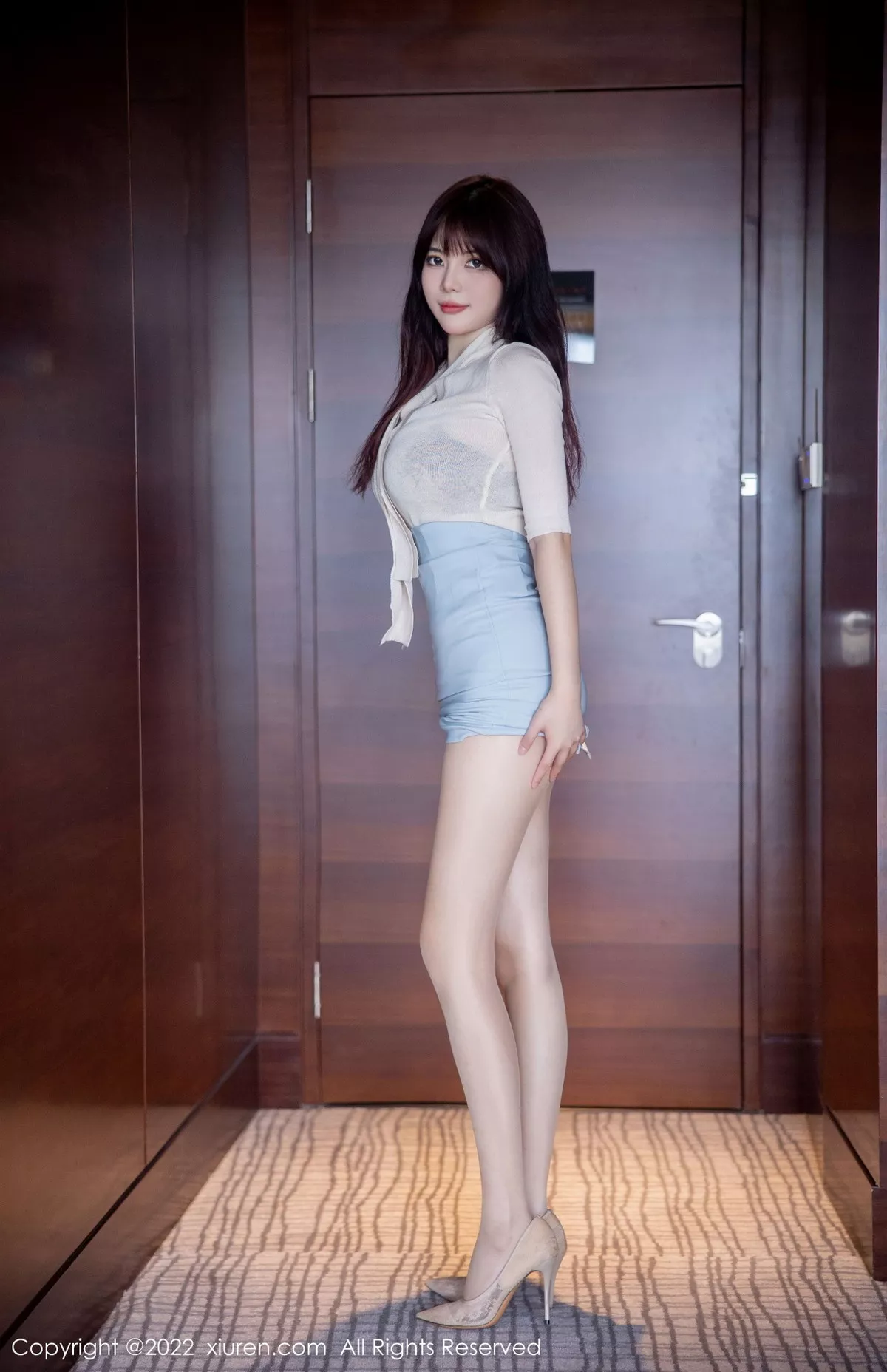 秀人集.com_[XiuRen秀人网]No.5704_模特Arude薇薇浅色上衣配浅蓝灰短裙露黑色蕾丝内衣诱惑写真82P