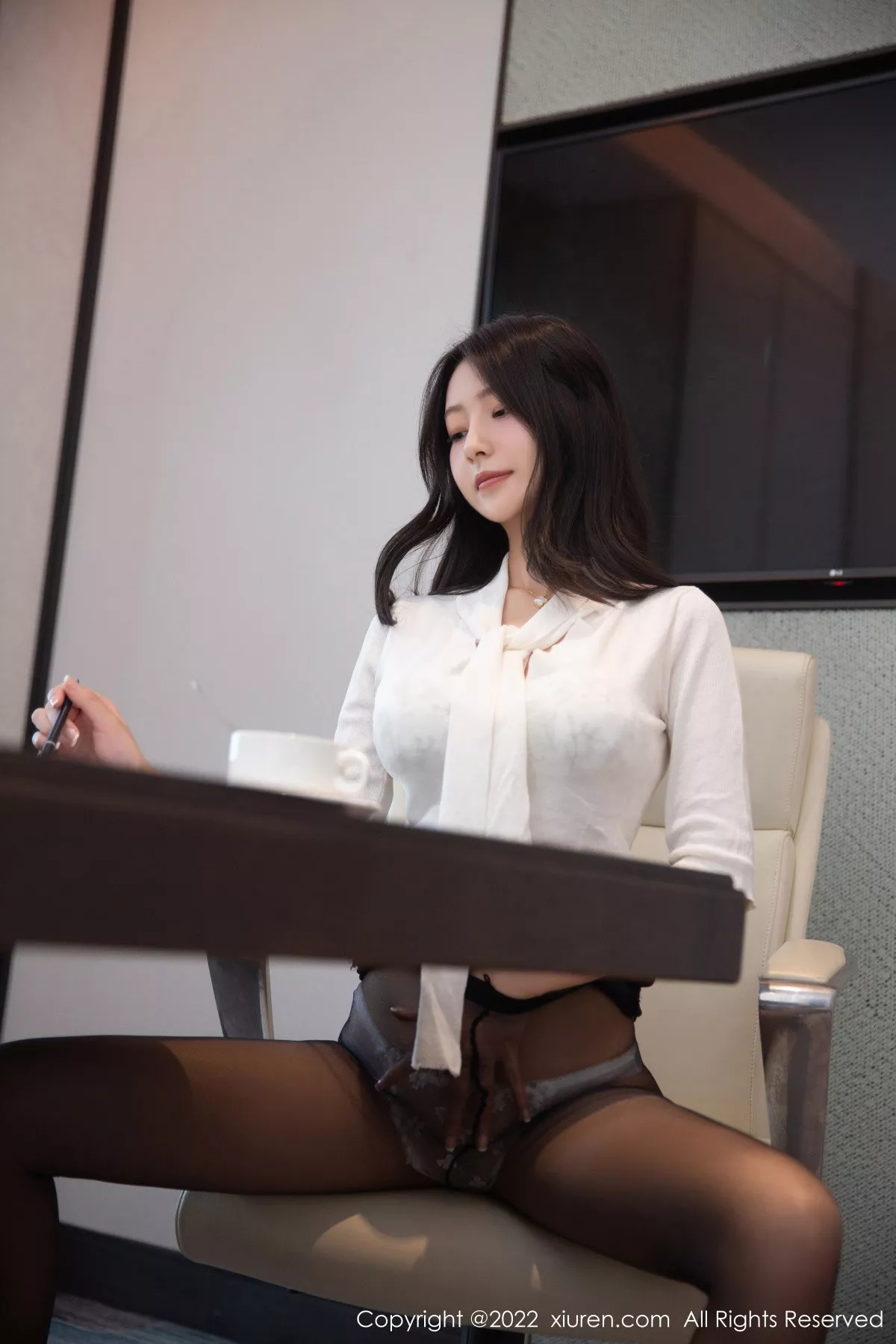 秀人集.com_[XiuRen秀人网]No.5705_模特熊小诺北京旅拍白色上衣配黑短裙露超薄黑丝极致诱惑写真75P