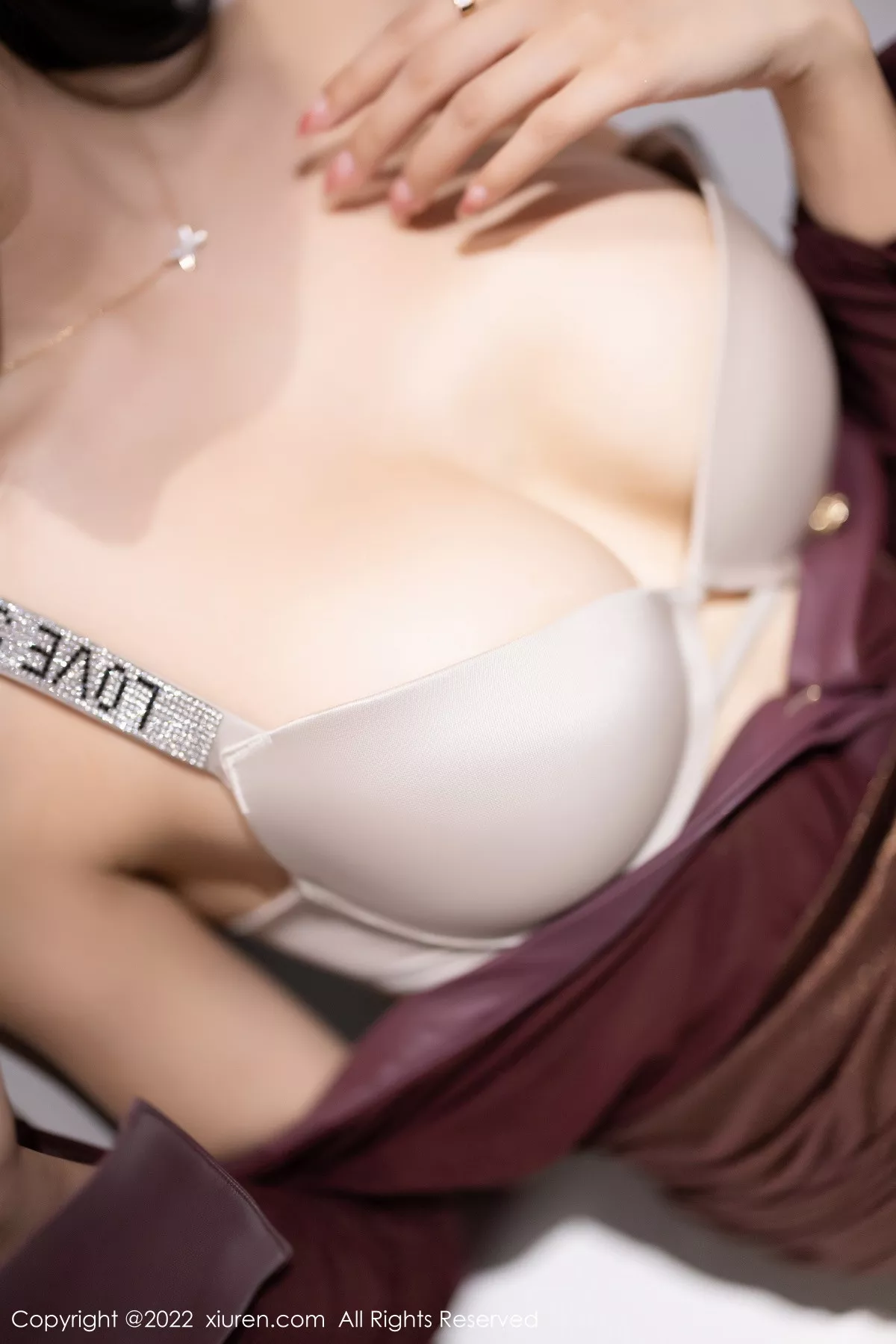 秀人集.com_[XiuRen秀人网]No.5707_女神王馨瑶yanni性感暗红色薄纱上衣配短裙秀完美身材诱惑写真90P