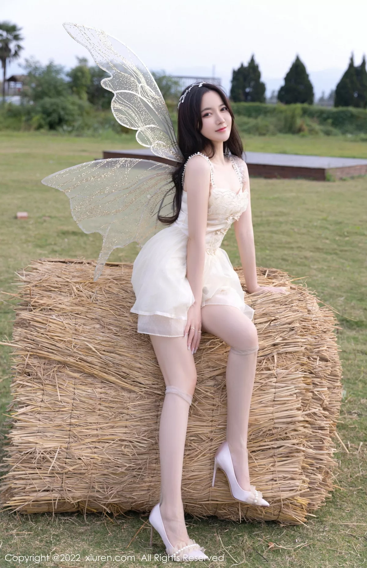 秀人集.com_[XiuRen秀人网]No.5715_模特鱼子酱Fish户外场景性感白色羽翼公主裙配原色丝袜迷人写真82P