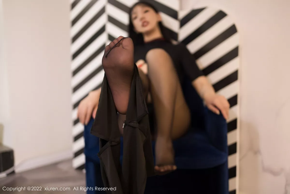 秀人集.com_[XiuRen秀人网]No.5717_模特小泡芙黑色短款衣配黑短裙露超薄黑丝秀丰腴身材性感写真43P