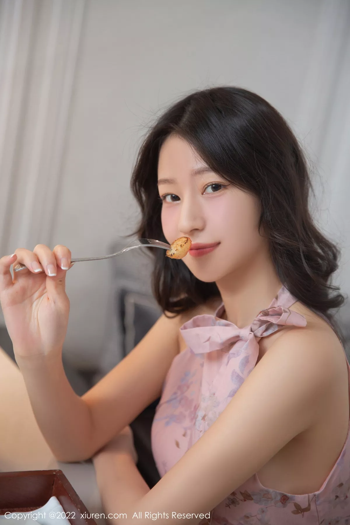 秀人集.com_[XiuRen秀人网]No.5735_模特熊小诺北京旅拍下午茶主题粉灰连衣裙配原色丝袜诱惑写真78P