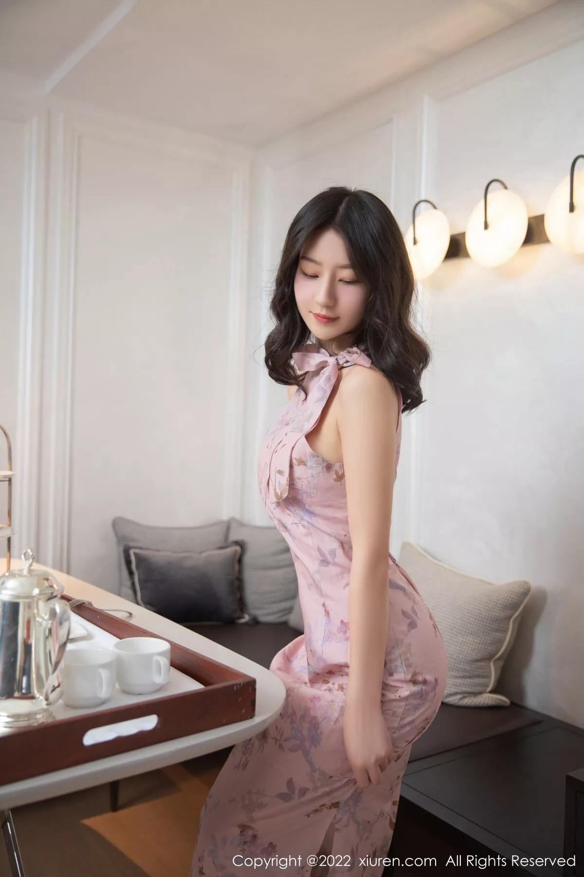 秀人集.com_[XiuRen秀人网]No.5735_模特熊小诺北京旅拍下午茶主题粉灰连衣裙配原色丝袜诱惑写真78P