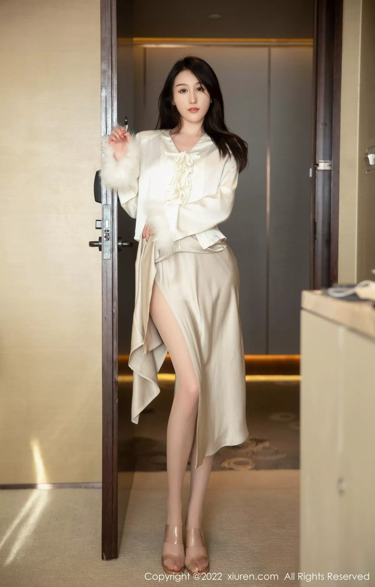 秀人集.com_[XiuRen秀人网]No.5734_新人模特薇薇酱都市丽人脱白色套装露红色蕾丝内衣撩人诱惑写真87P