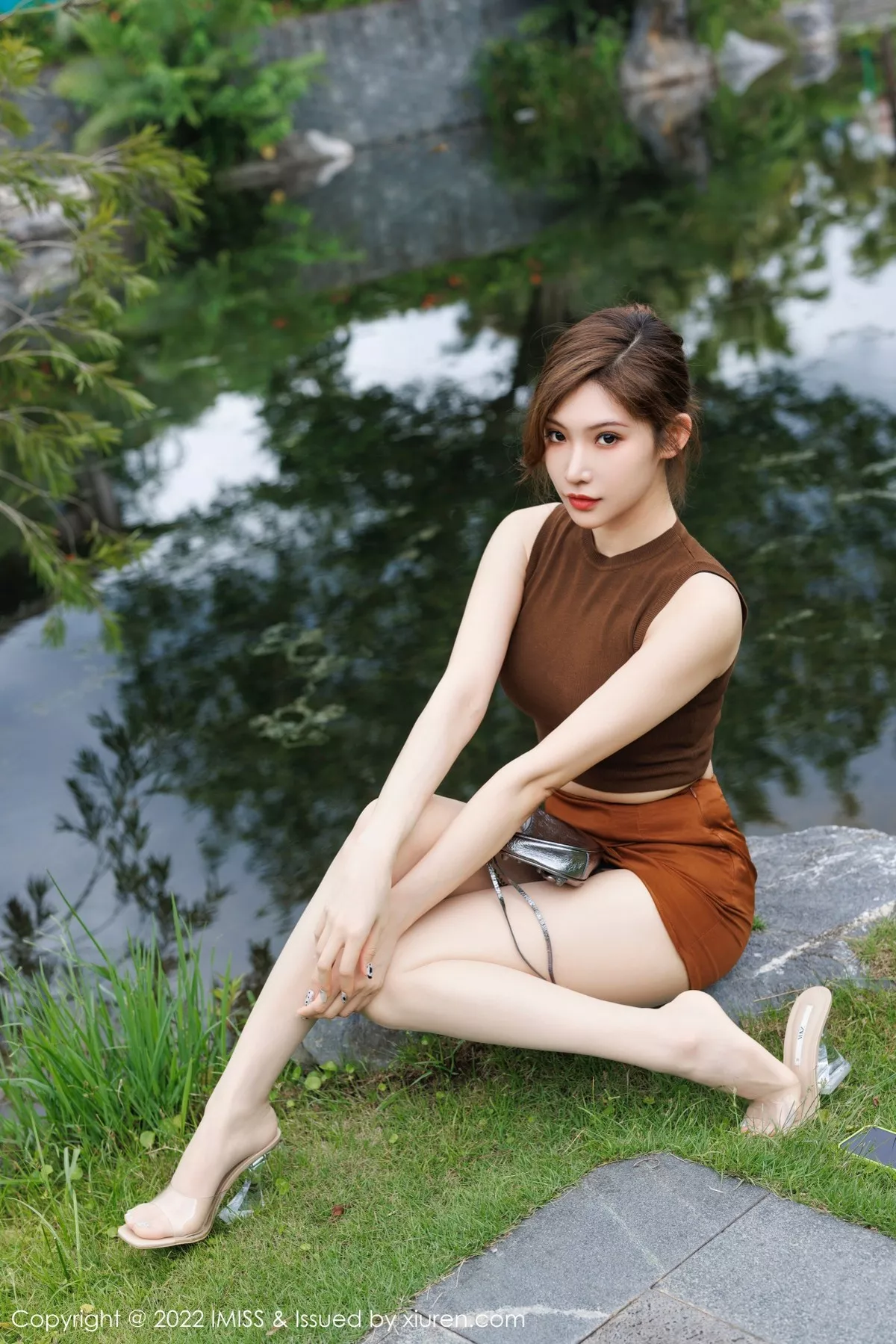 秀人集.com_[IMISS爱蜜社]Vol.701_女神小狐狸Kathryn咖啡上衣配短裙半脱露黑色轻透内衣诱惑写真56P