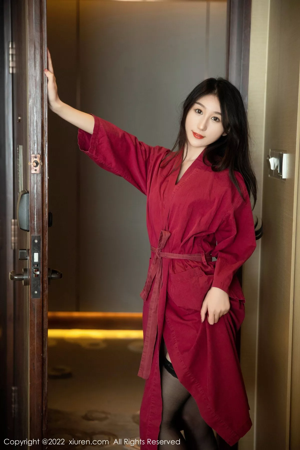 秀人集.com_[XiuRen秀人网]No.5624_新人模特薇薇酱私房性感红色浴袍露黑色蕾丝内衣完美诱惑写真80P