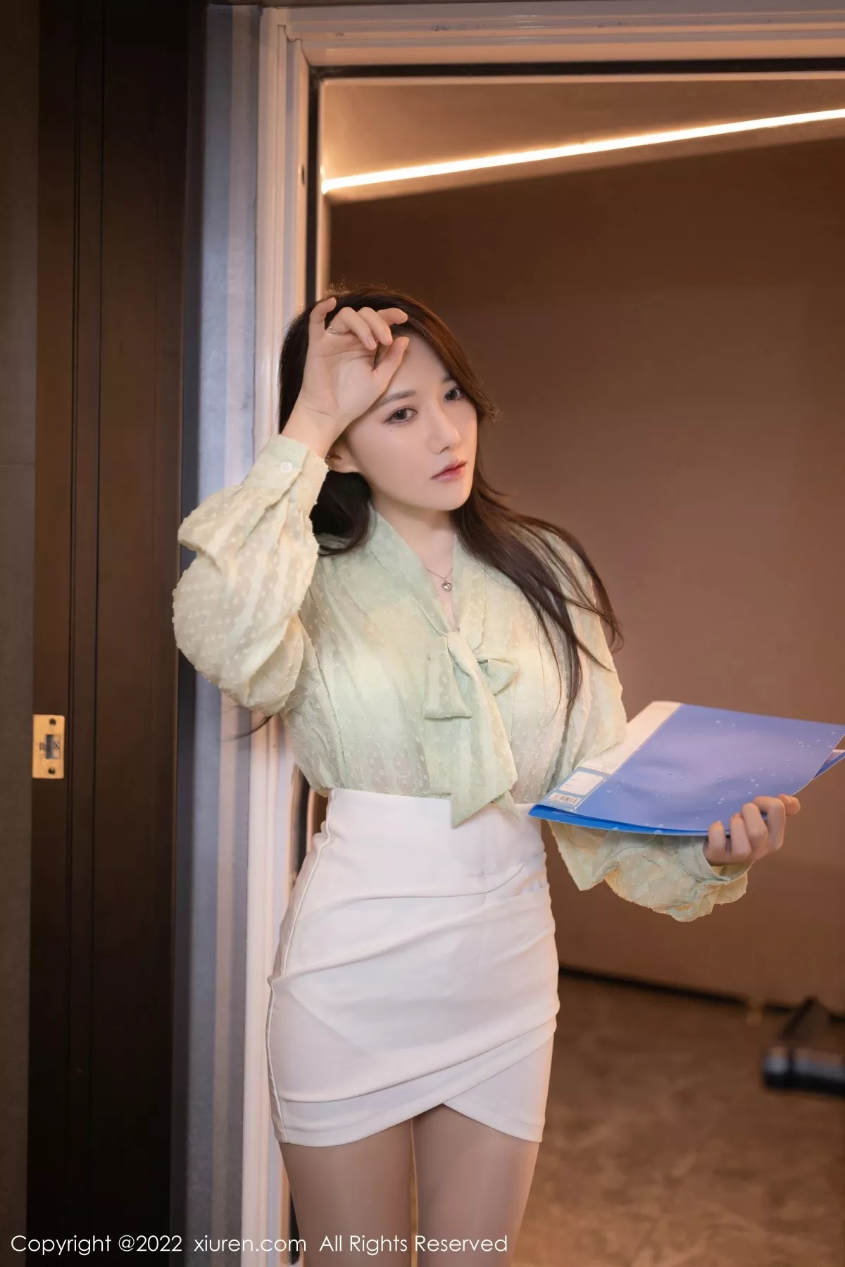 秀人集.com_[XiuRen秀人网]No.5639_模特鱼子酱Fish私房床上淡绿上衣露性感白色内衣迷人诱惑写真80P