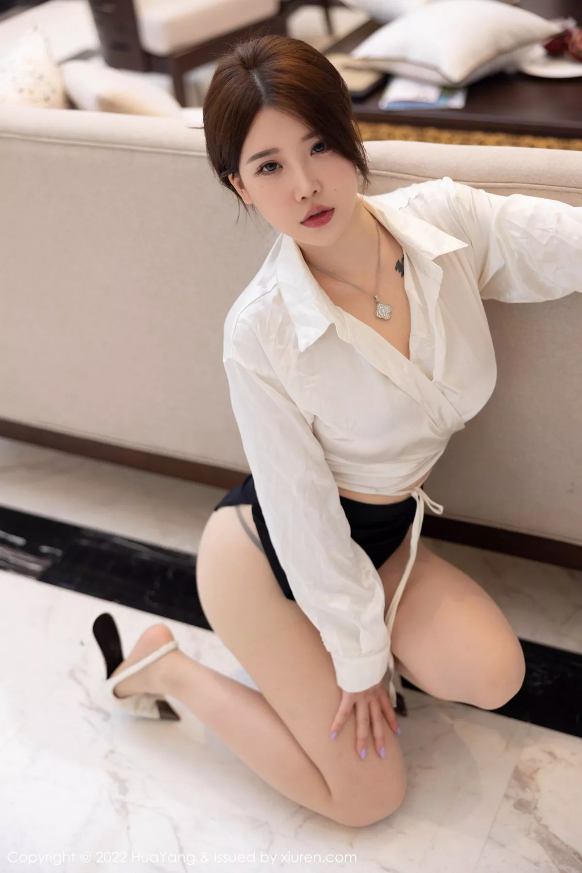 秀人集.com_[HuaYang花漾]Vol.516_模特小海臀Rena西双版纳旅拍黑短裙下无内肉丝秀翘臀诱惑写真83P