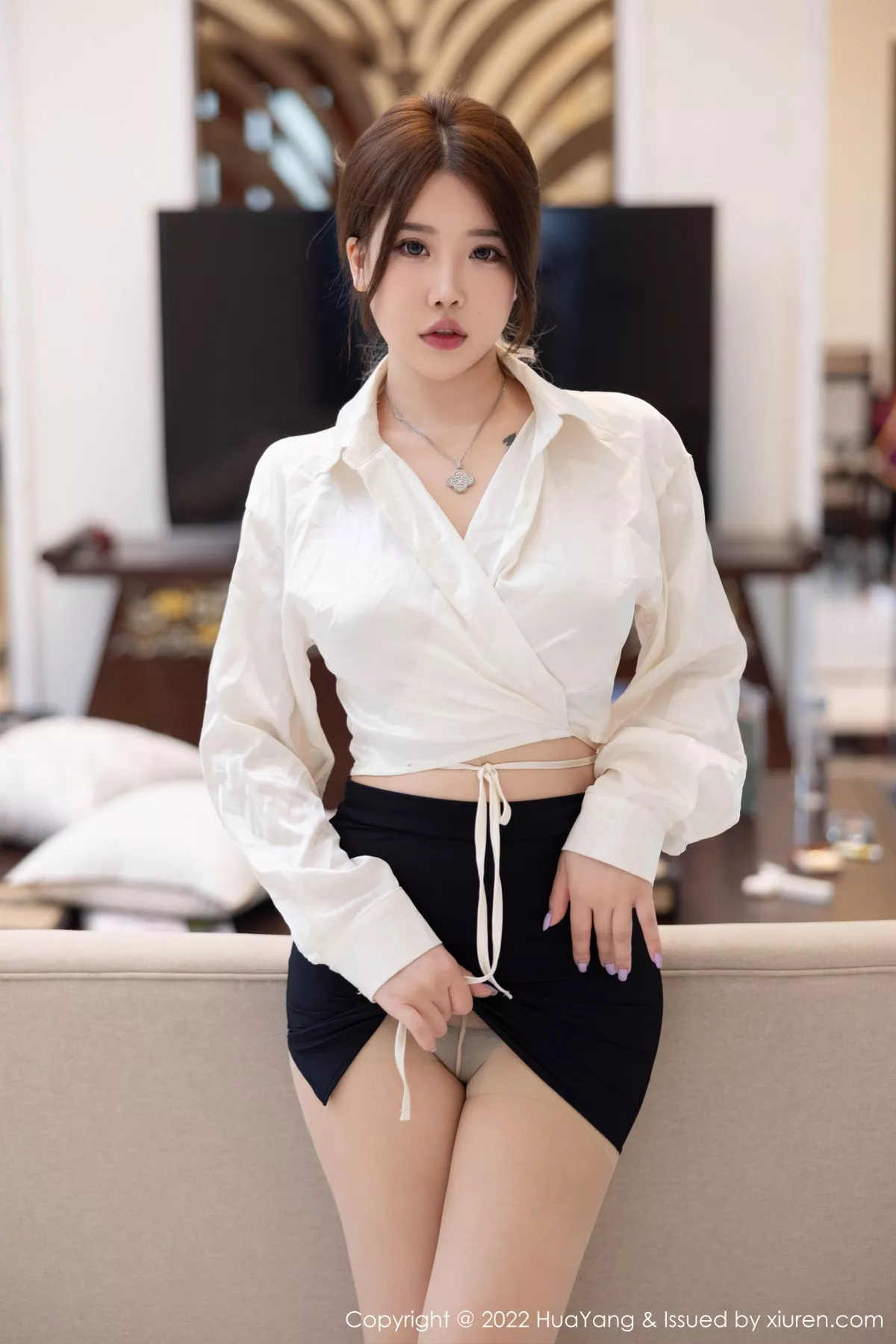 秀人集.com_[HuaYang花漾]Vol.516_模特小海臀Rena西双版纳旅拍黑短裙下无内肉丝秀翘臀诱惑写真83P