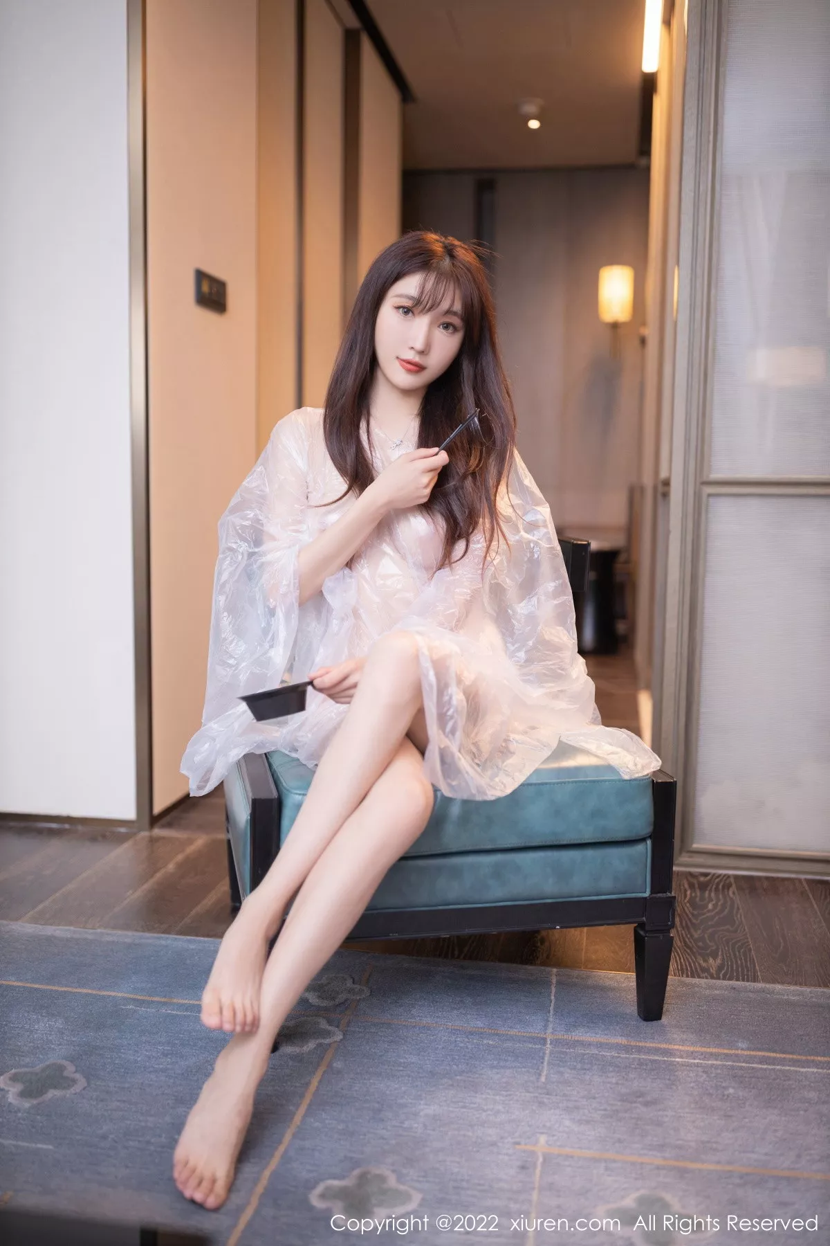 秀人集.com_[XiuRen秀人网]No.5805_模特陆萱萱北京旅拍染发主题白色薄透胶衣秀火辣身材诱惑写真72P