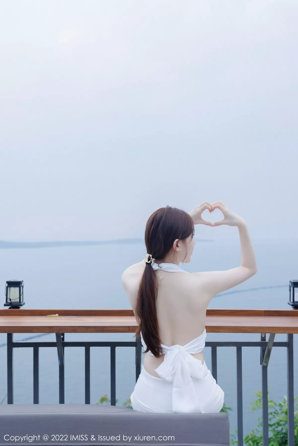 秀人集.com_[IMISS爱蜜社]Vol.706_气质女神Lynn刘奕宁户外场景性感白色长裙秀曼妙身材迷人写真41P